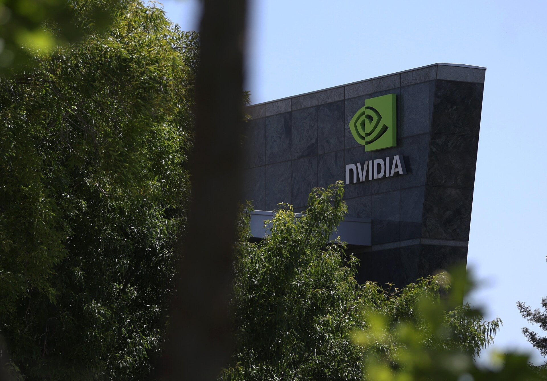 Un panneau est affiché devant le siège de Nvidia le 21 mai 2024 à Santa Clara, en Californie.