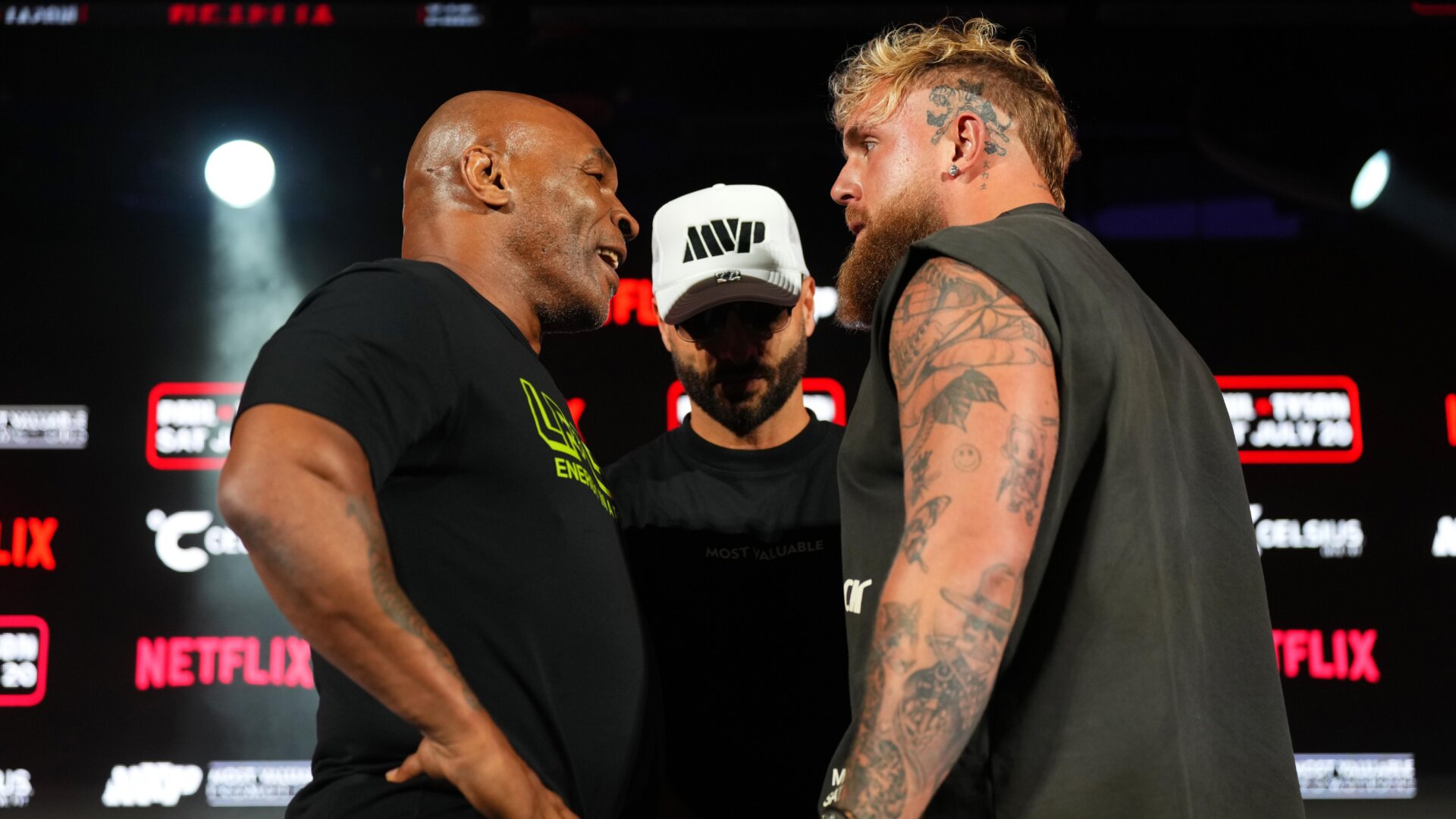 Mike Tyson, Nakisa Bidarian et Jake Paul posent sur scène pendant le Jake Paul vs. Mike Tyson Match de boxe Arlington conférence de presse au Texas   En direct ! le 16 mai 2024, à Arlington, Texas.