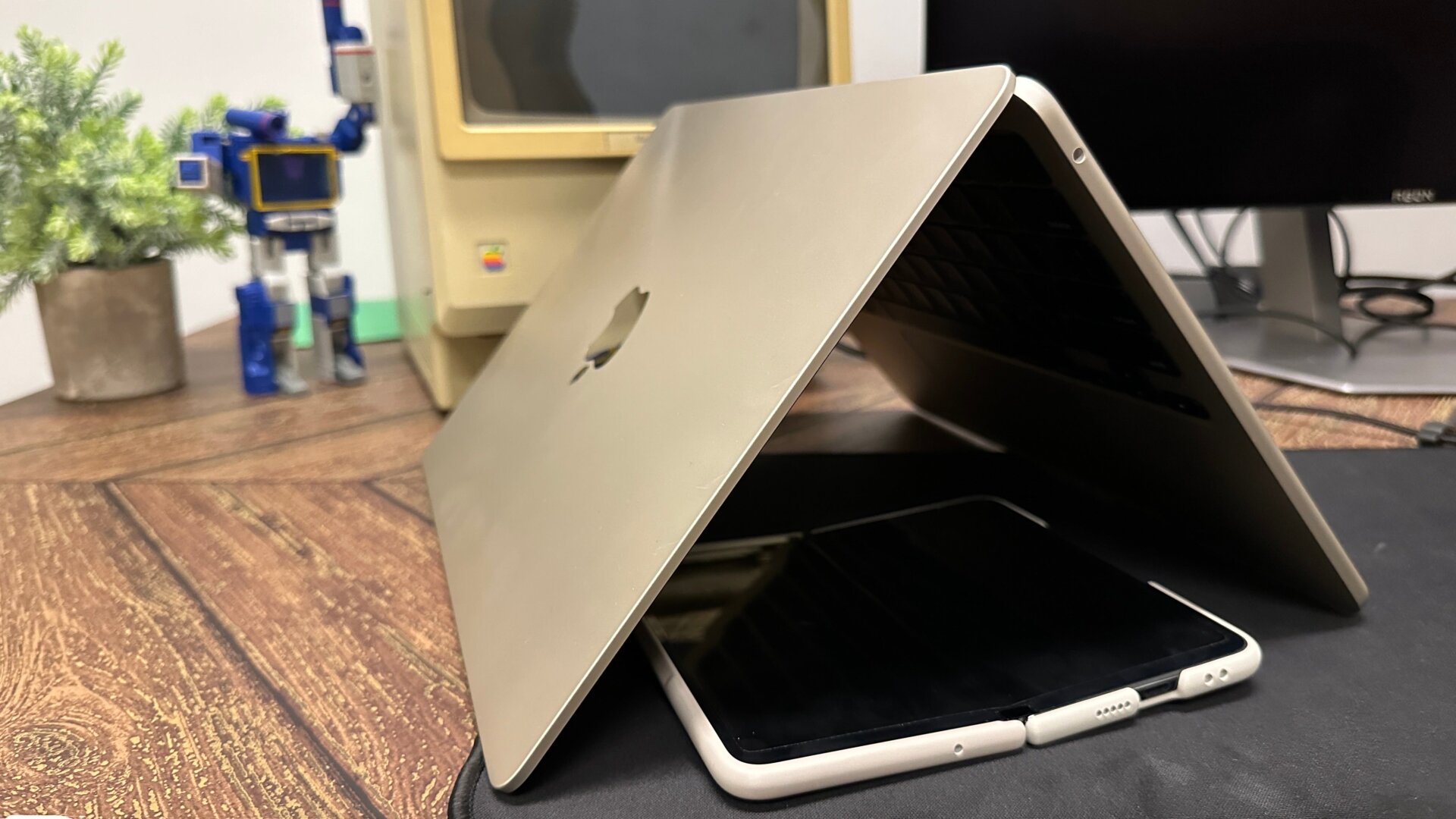 On dit depuis longtemps qu’Apple travaille sur un iPhone pliable ainsi que sur des tablettes ou des ordinateurs portables pliables.