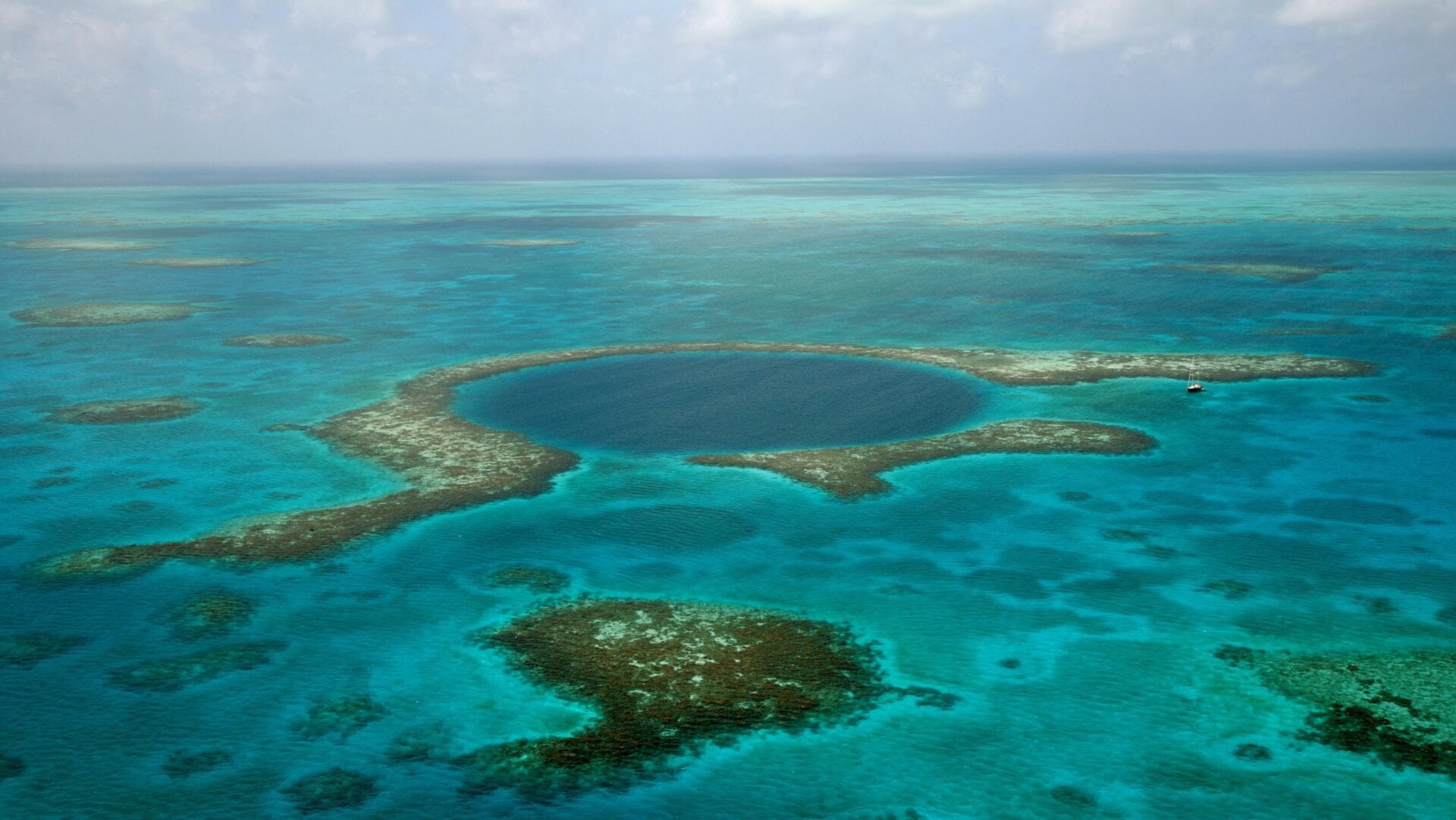Le Grand Trou Bleu du Belize, photographié ici, est probablement le trou bleu le plus reconnaissable. Le trou bleu récemment découvert au large des côtes du Mexique est encore plus profond.