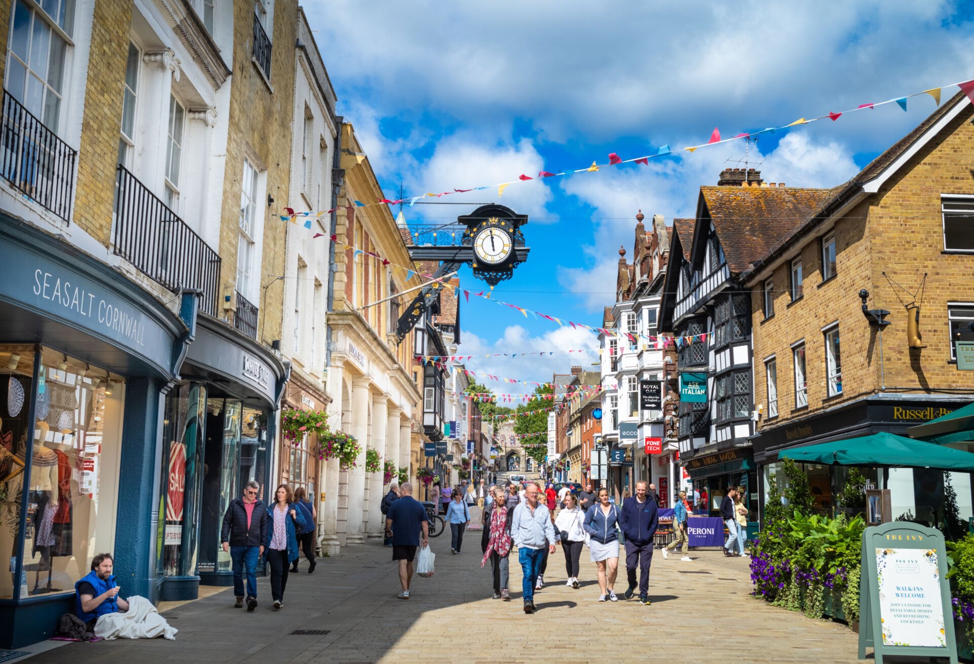 La High Street moderne de Winchester, désormais avec moins de lèpre.