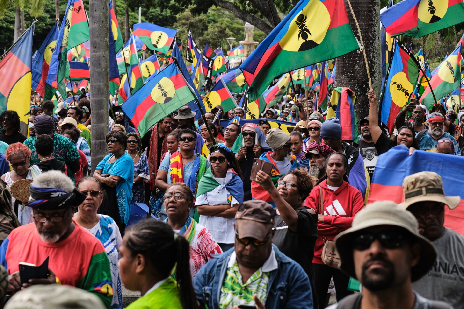 Des manifestants brandissent des drapeaux du Front de libération nationale socialiste kanak (FLNKS) lors d’une manifestation contre l’élargissement de l’électorat pour le prochain scrutin. élections provinciales en Nouvelle-Calédonie, à Nouméa, le 13 avril 2024.