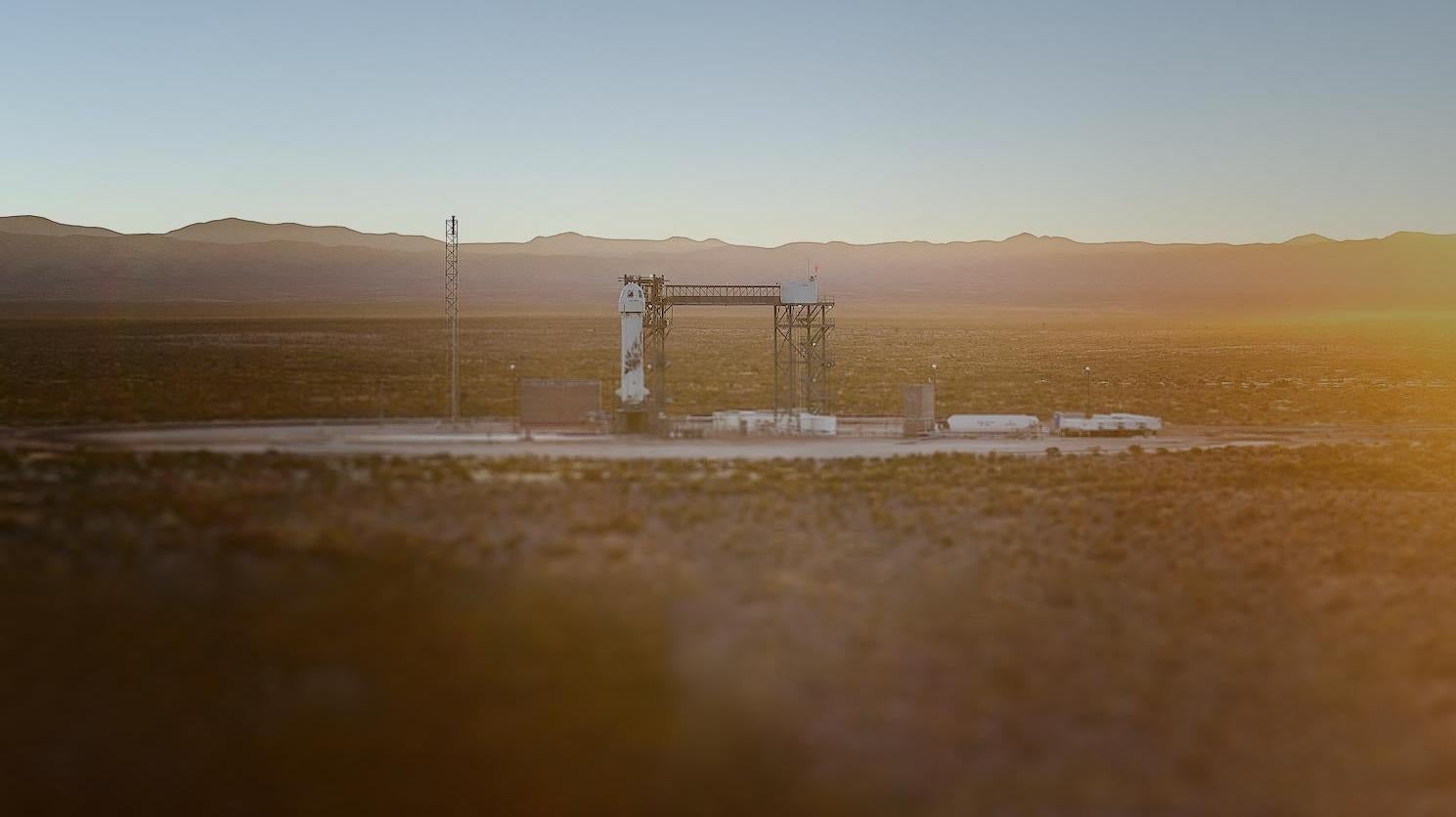 La nouvelle fusée Shepard de Blue Origin sur sa rampe de lancement dans l’ouest du Texas.