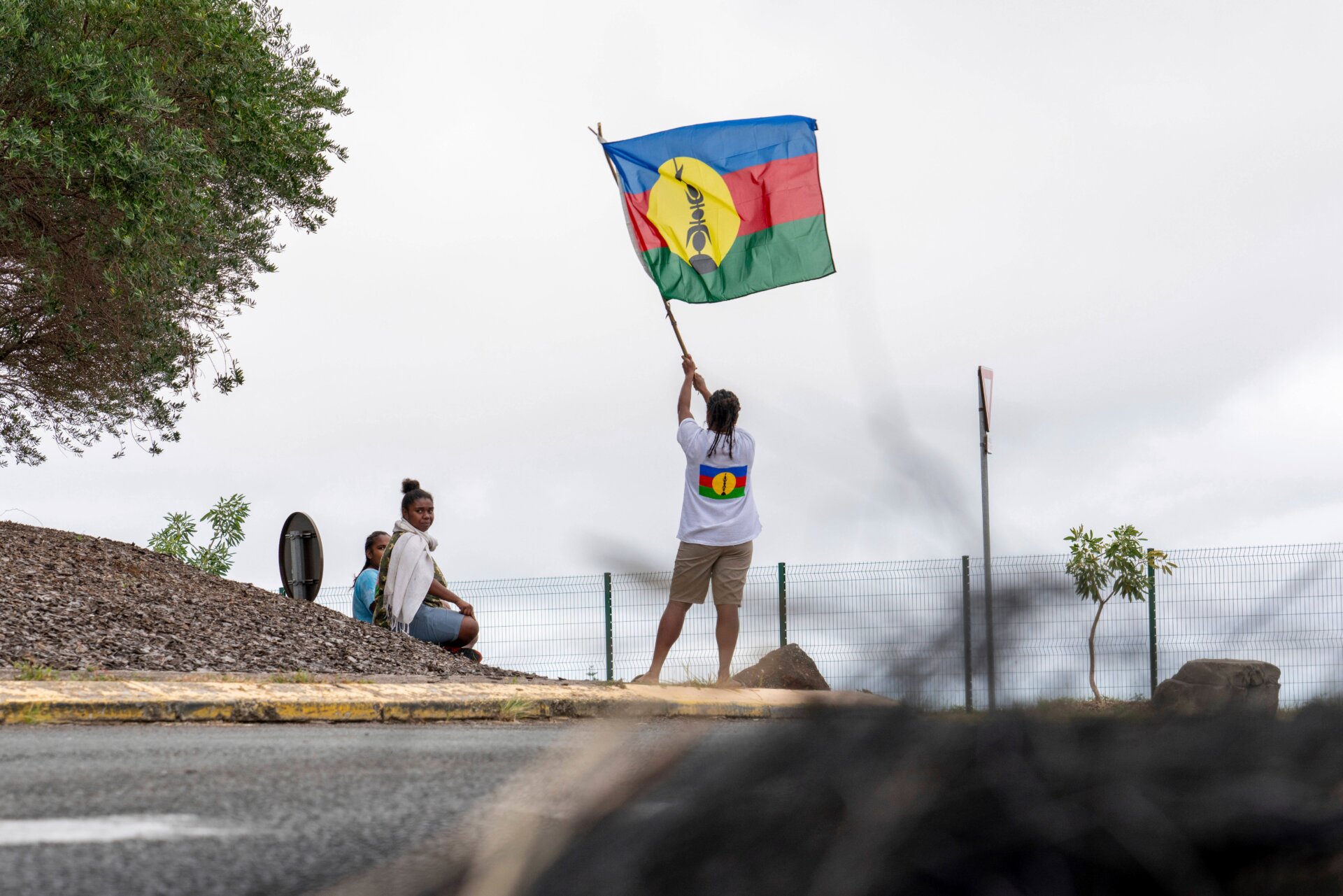 Un manifestant tient un drapeau territorial de Nouvelle-Calédonie le 14 mai 2024. 