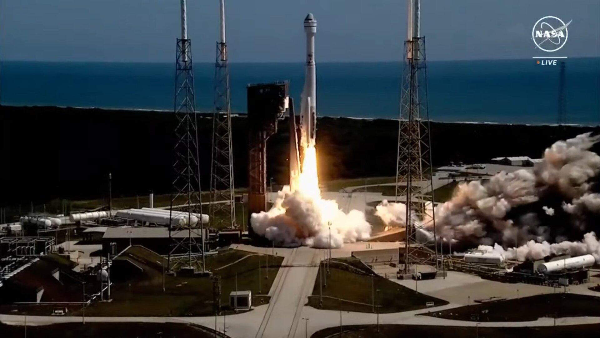 La fusée Atlas V de l’ULA, avec le Starliner de Boeing au sommet, sur la rampe de lancement de Floride.
