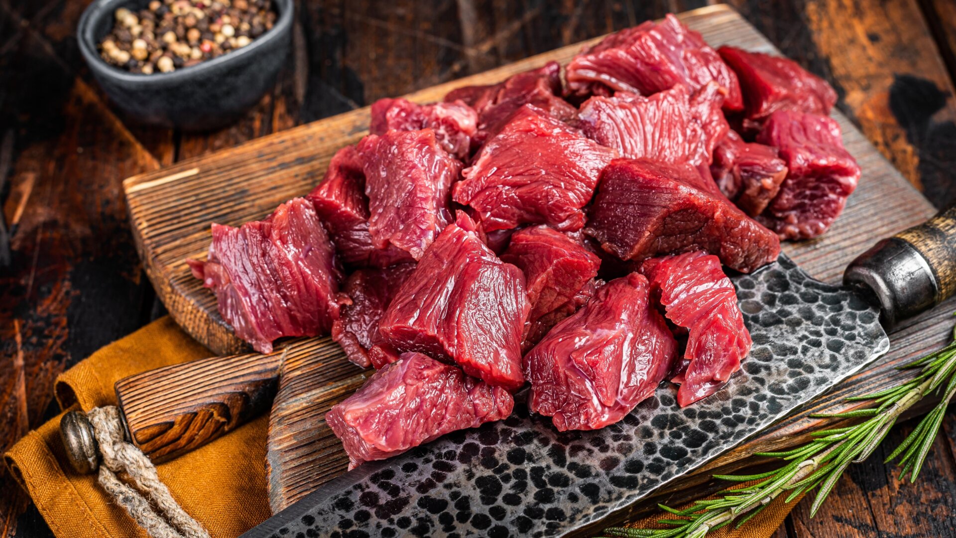 Viande de chevreuil crue tranchée.