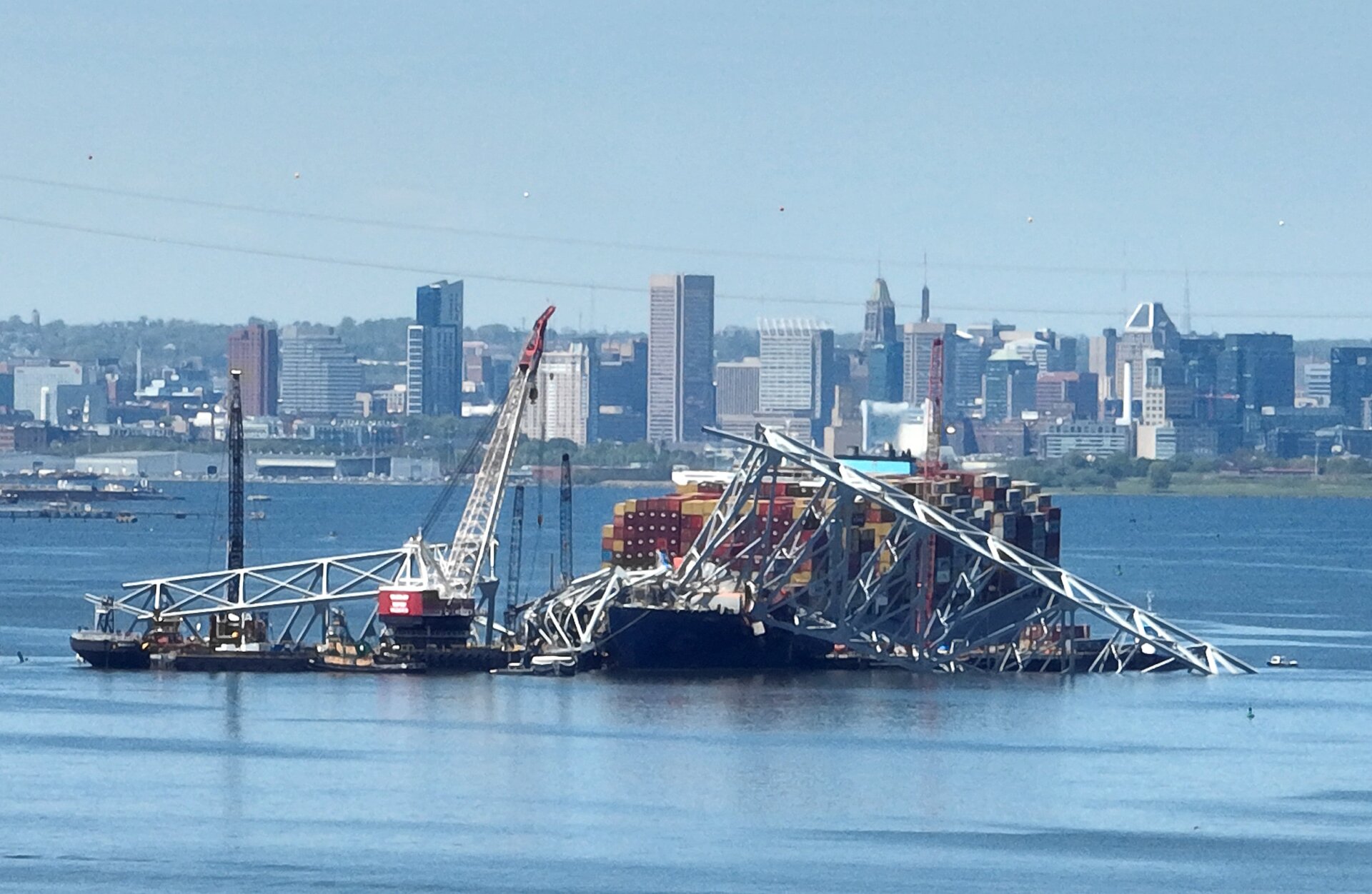 Les équipes de sauvetage continuent de retirer l’épave du Dali un mois après que le cargo est entré en collision avec le Francis Scott et a provoqué son effondrement. Key Bridge à Baltimore, Maryland, le 26 mars.