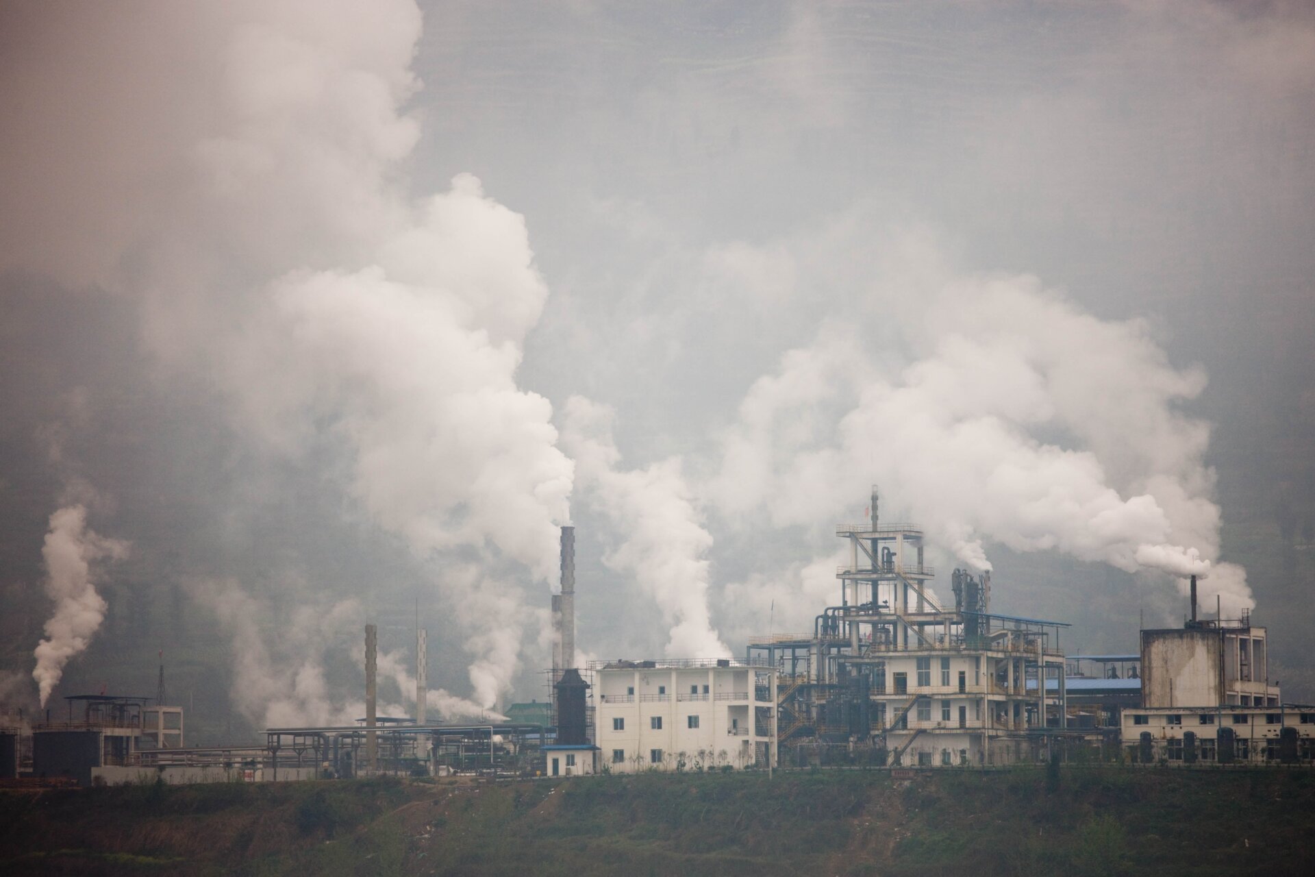 Cimenteries le long du fleuve Yangtsé en Chine.