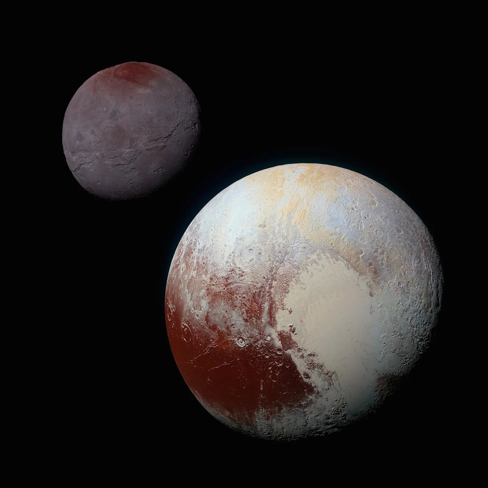 Pluton au premier plan et Charon en arrière-plan. 
