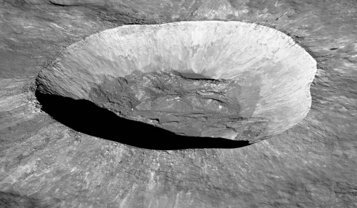 Un cratère sur la Lune ; Kamo’oalewa pourrait avoir émergé d’une violente collision sur la Lune. 