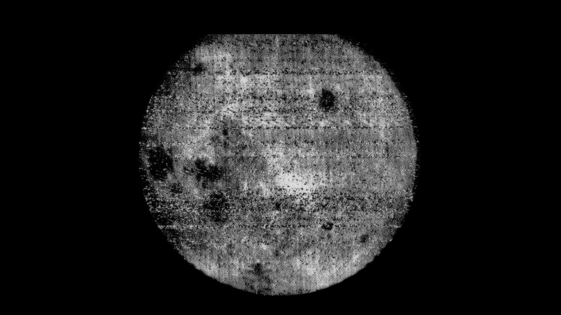 En 1959, la mission russe Luna 3 a capturé les premières images en gros plan de la face cachée de la Lune.