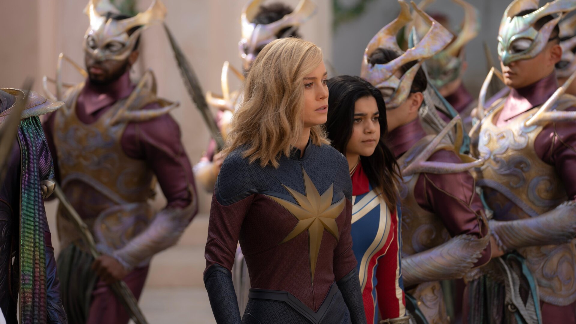 BrieLarson dans le rôle de Captain Marvel/Carol Danvers et Iman Vellani dans le rôle de Mme Marvel/Kamala Khanin Les Merveilles.