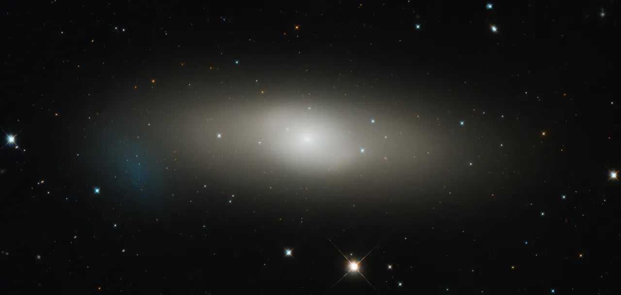 Une autre galaxie lenticulaire, NGC 1023, située à environ 36 millions d’années-lumière de la Terre.