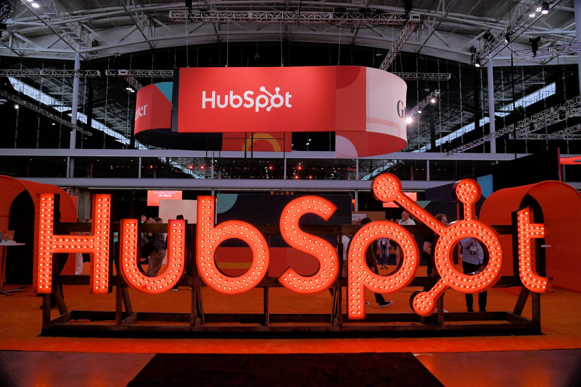 Le logo HubSpot est visible au Boston Convention and Exhibition Center le 6 septembre 2023.
