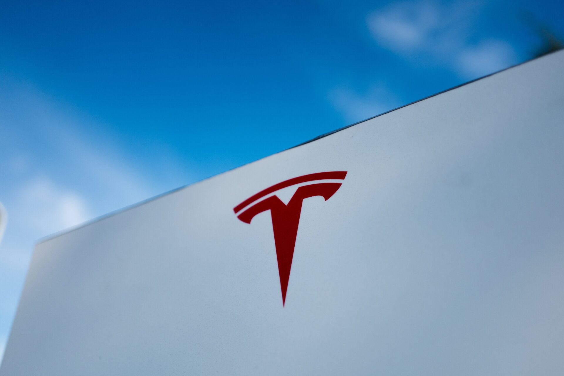 Gros plan du logo Tesla Motors sur un ciel bleu vif à Pleasanton, en Californie.