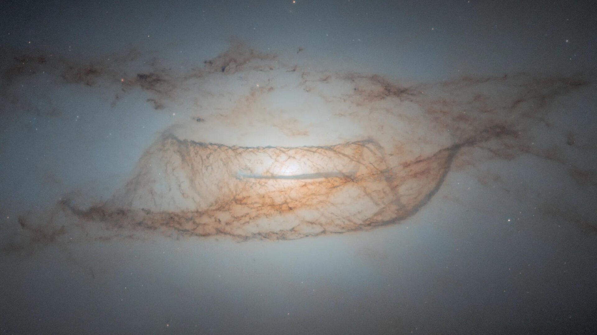 Une vue presque de la bord de NGC 4753.