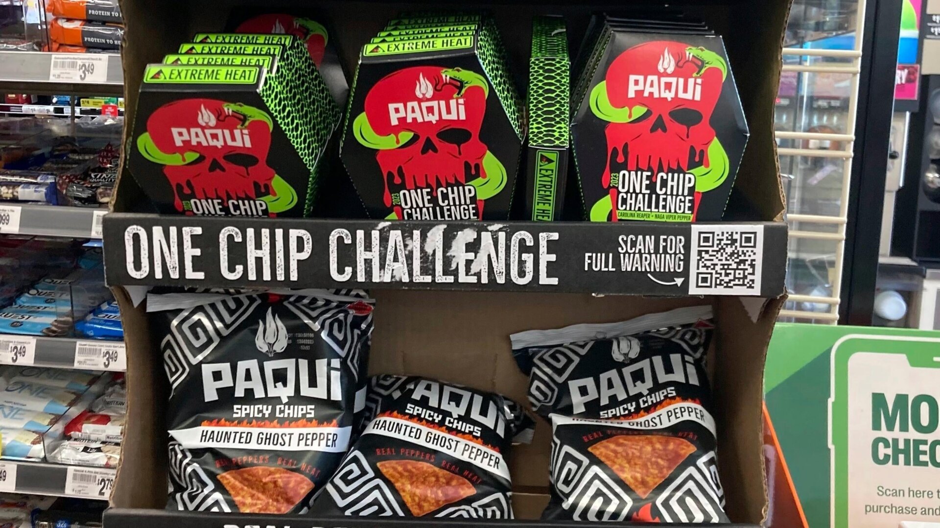 Les jetons Paqui « One Chip Challenge”sont exposés dans un magasin 7-Eleven à Boston le 7 septembre 2023