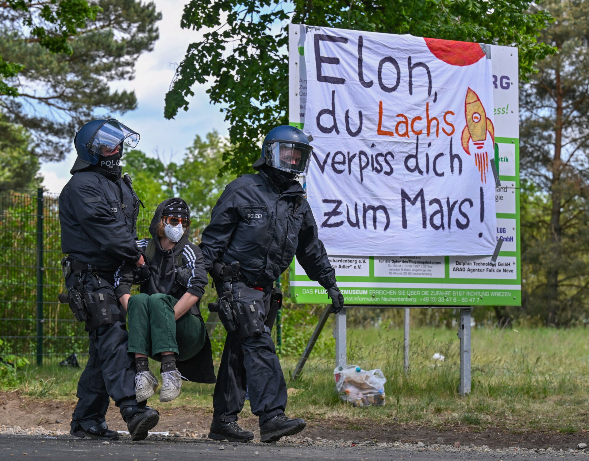  Le 10 mai 2024, la police déverrouille un barrage organisé par des militants sur la route d’accès à l’aérodrome de Neuhardenberg.