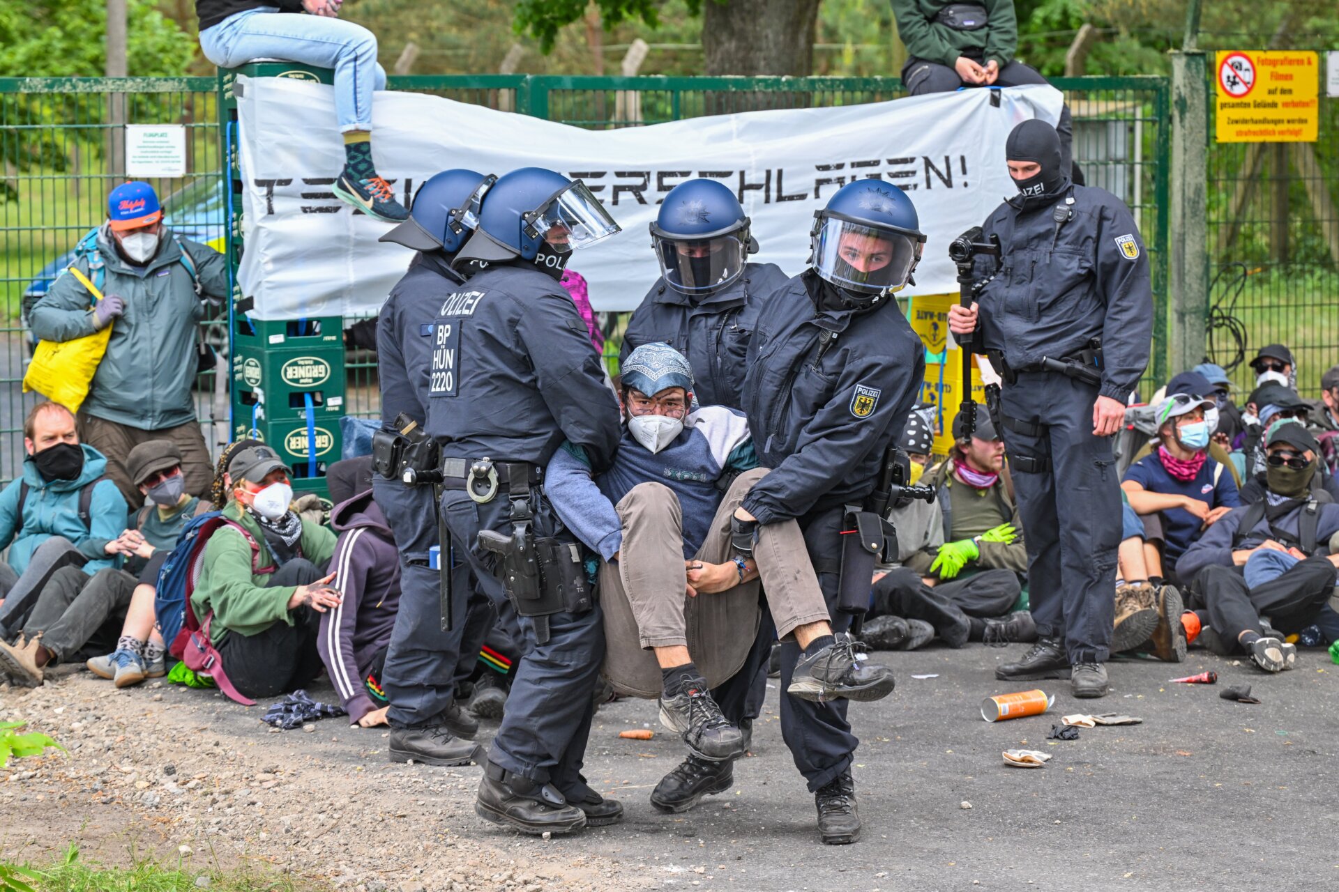 Le 10 mai 2024, la police supprime un barrage organisé par des militants sur la route d’accès à l’aérodrome de Neuhardenberg. 