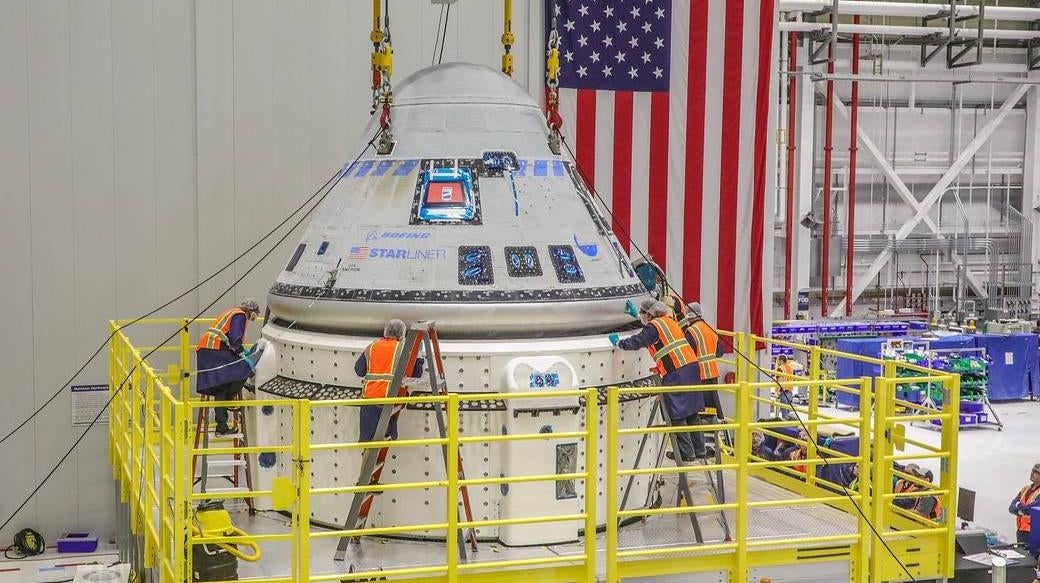 L’équipe du Centre spatial Kennedy de la NASA travaille à associer le module d’équipage du Starliner à son module de service en janvier 2023.