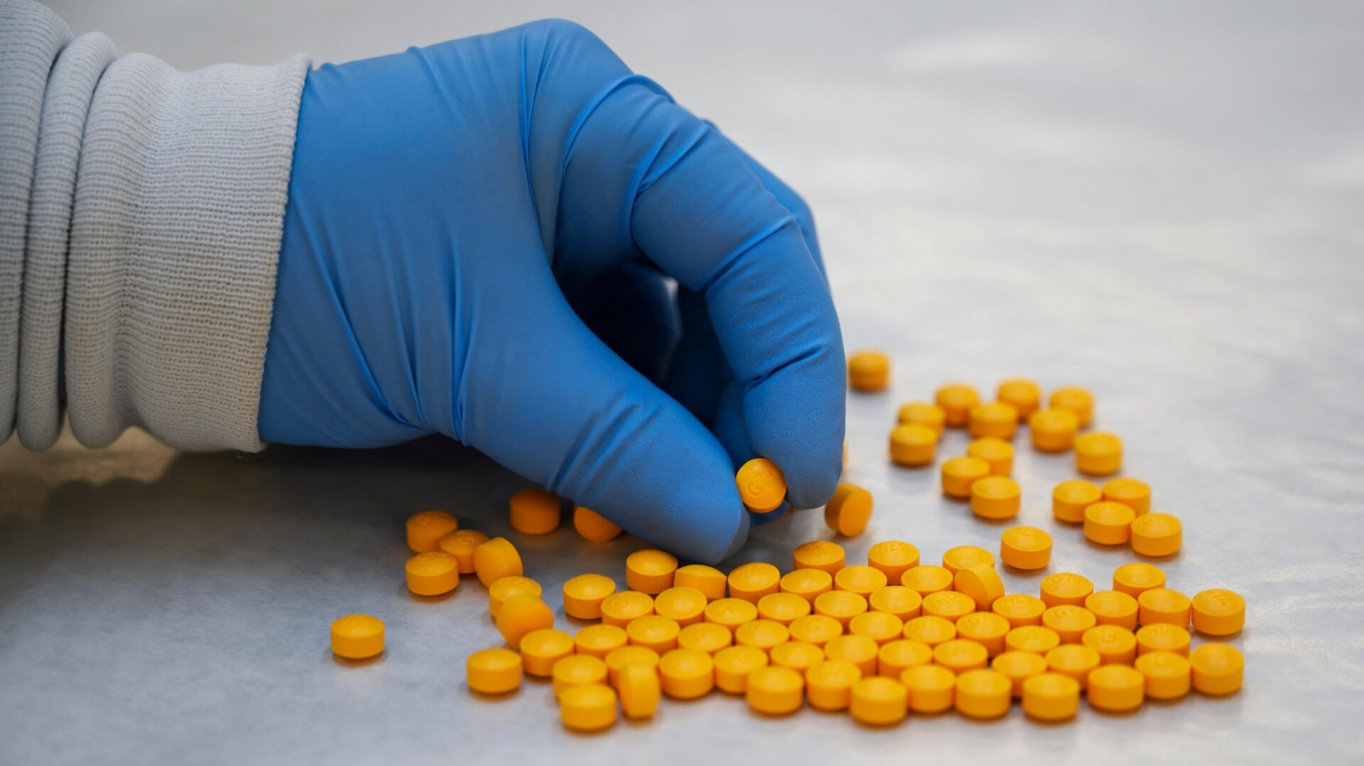 Un chimiste de la Drug Enforcement Administration (DEA) vérifie les médicaments qui contiendraient du fentanyl.