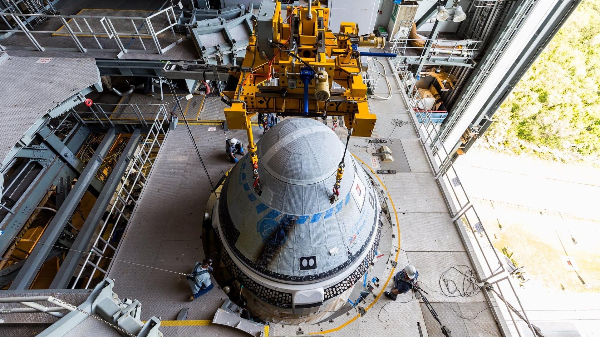 Le Starliner de Boeing est monté au sommet de la fusée Atlas V en préparation pour le test en vol en équipage.