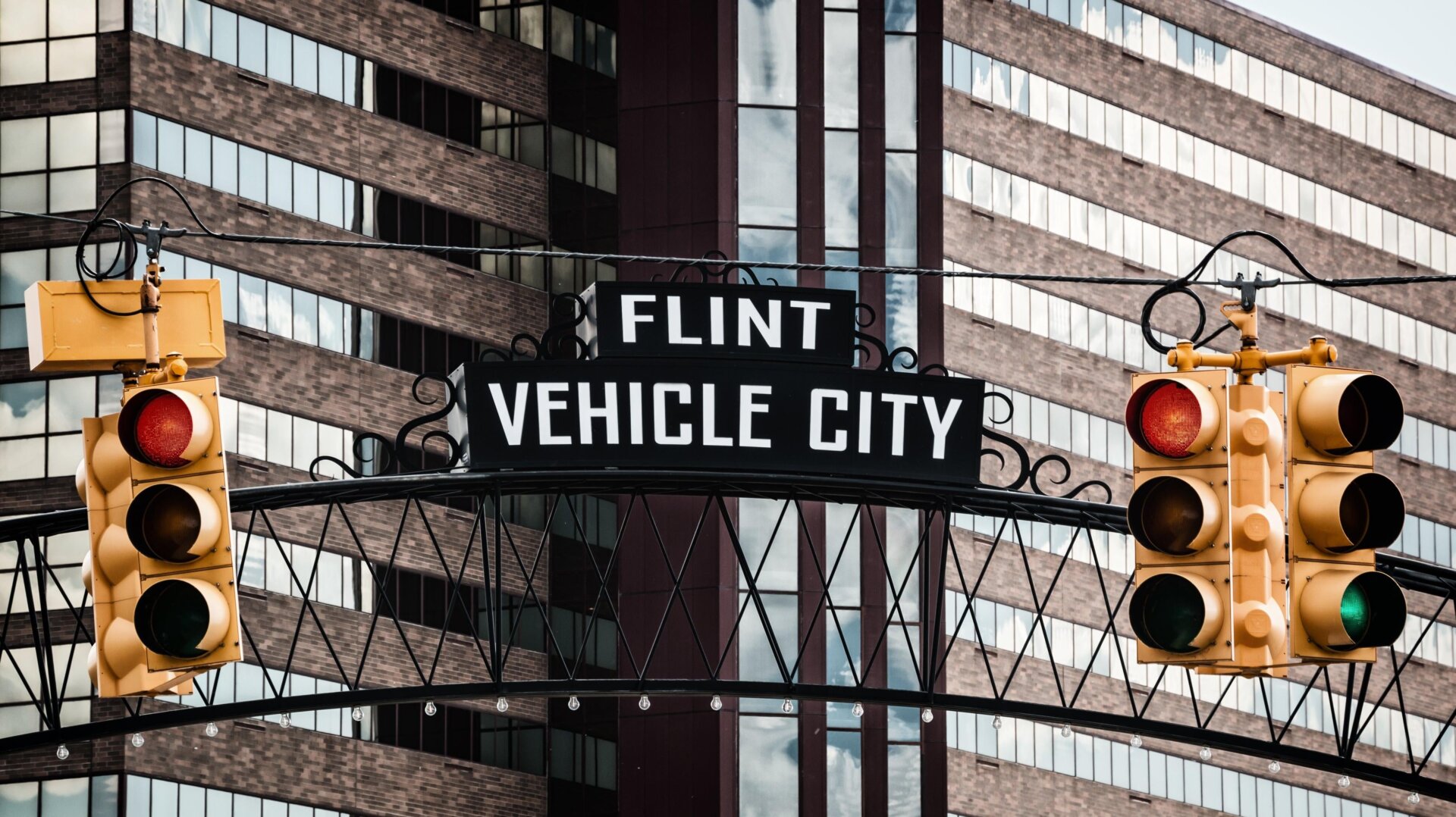 Un panneau d’entrée du centre-ville indiquant la ville du véhicule à Flint, dans le Michigan.