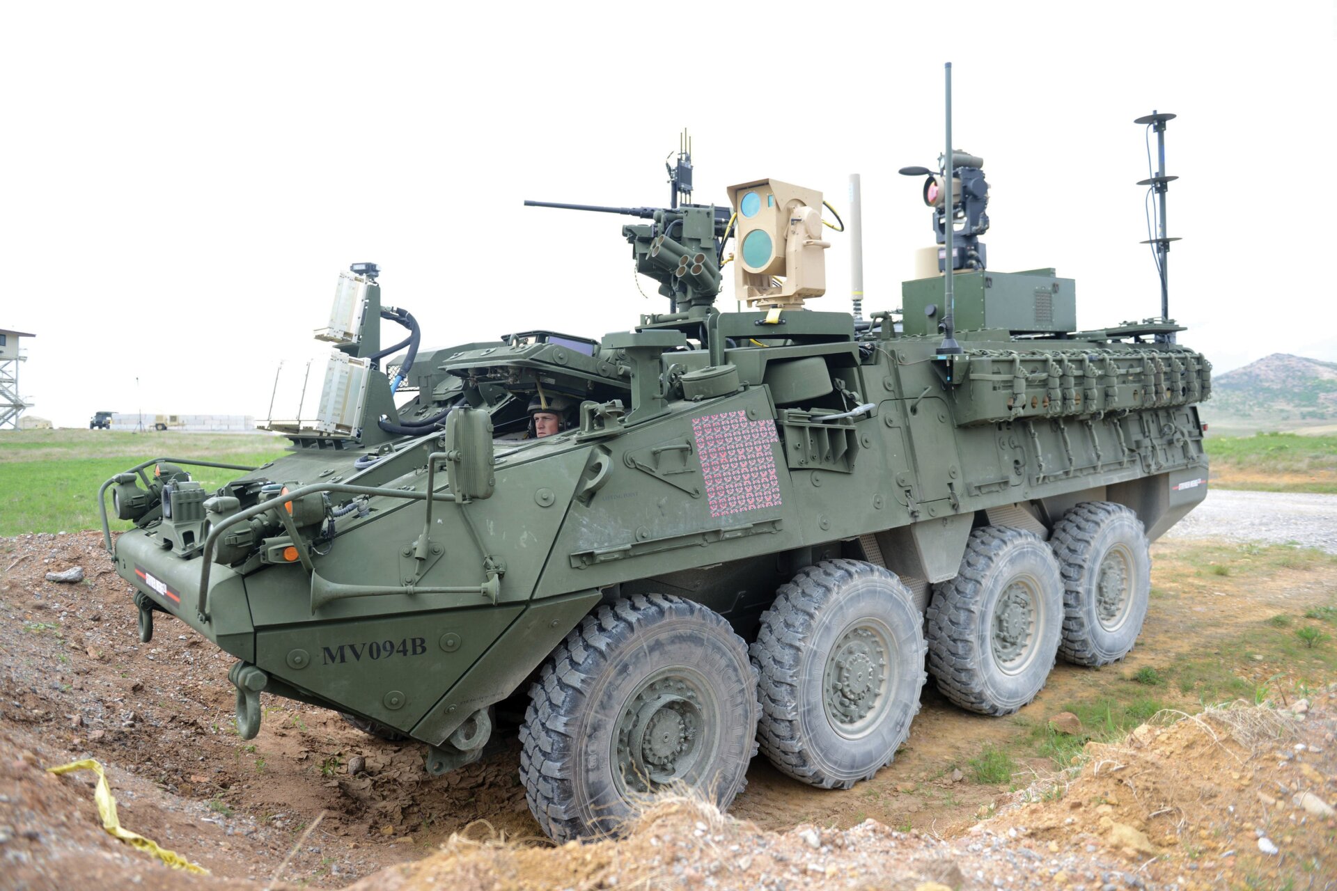 Un Stryker équipé de MEHEL a tiré un petit UAS à voilure fixe et rotative depuis le ciel à l’aide d’un laser à fibre de 5 kW en avril 2017. lors du MFIX-17 à Fort Sill, dans une première pour l’Armée. 