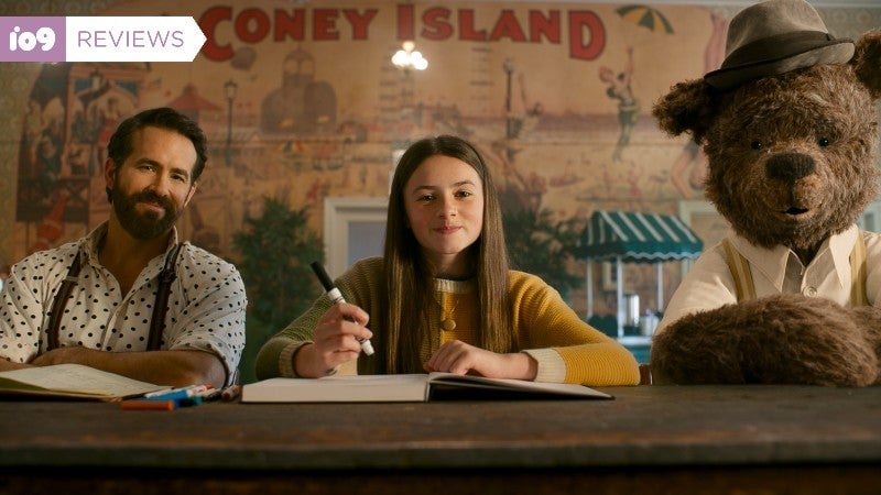 Ryan Reynolds, Cailey Fleming et un ours exprimés par Louis Gossett Jr. dans SI.