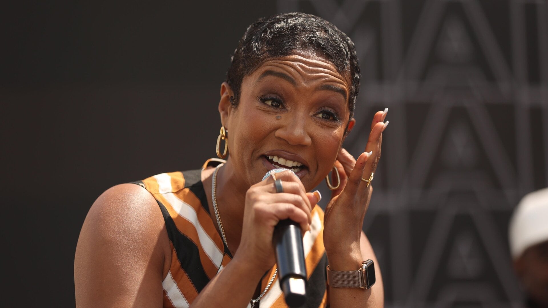 Tiffany Haddish chante Whitney Houston après son panel lors du LA Times Book Festival sur le campus de l’USC le dimanche 21 avril 2024.  à Los  Angeles, Californie.
