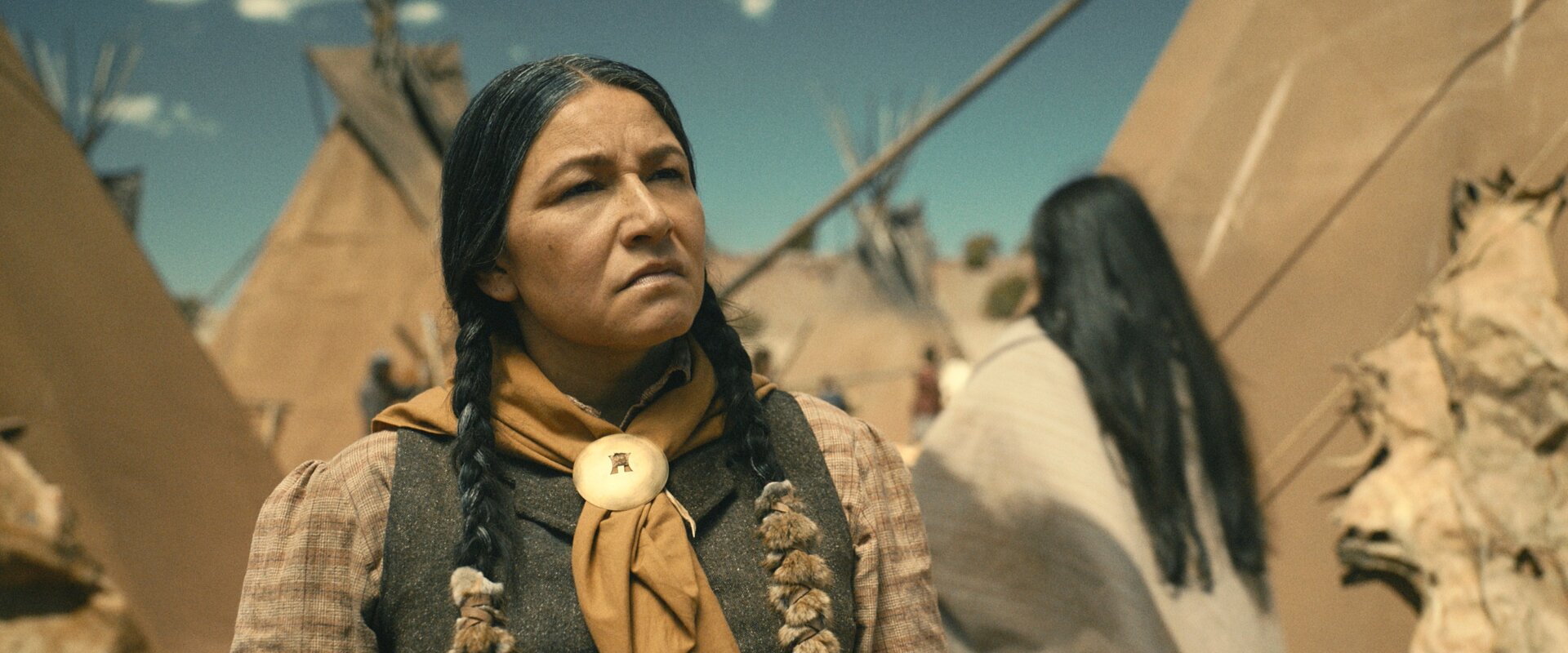 Le shérif Hawk (Tamara Podemski) est coincé dans le passé.