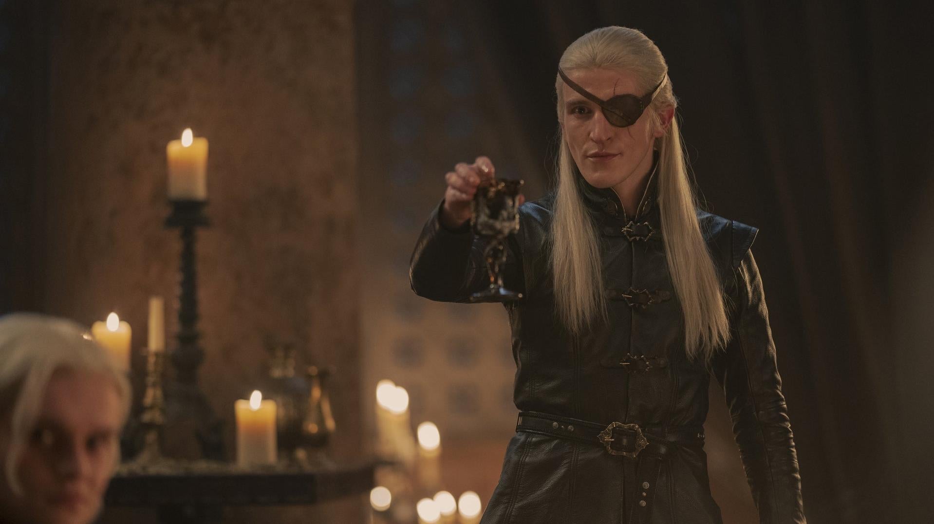 EwanMitchell dans le rôle du prince Aemond Targaryen, qui a beaucoup à répondre dans la deuxième saison.