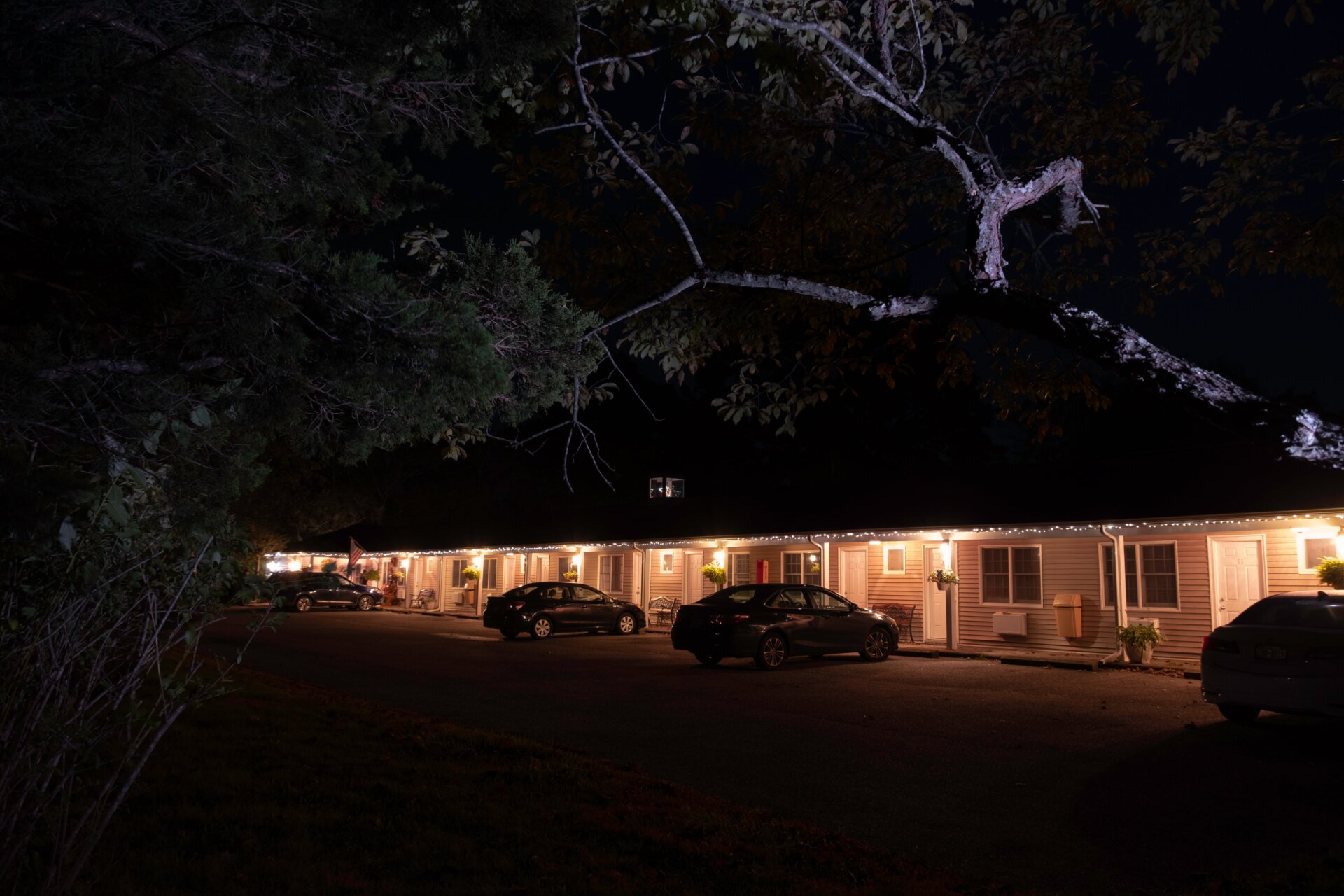 Une fraîche nuit d’automne au Westhampton Seabreeze Motel.