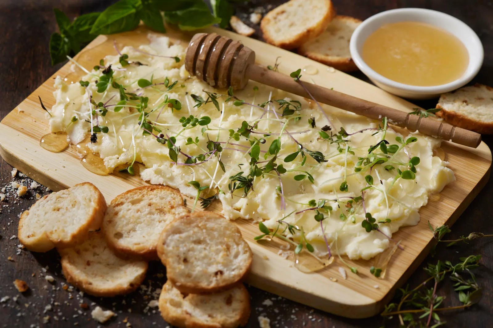 Une planche de charcuterie au beurre aux herbes fraîches.