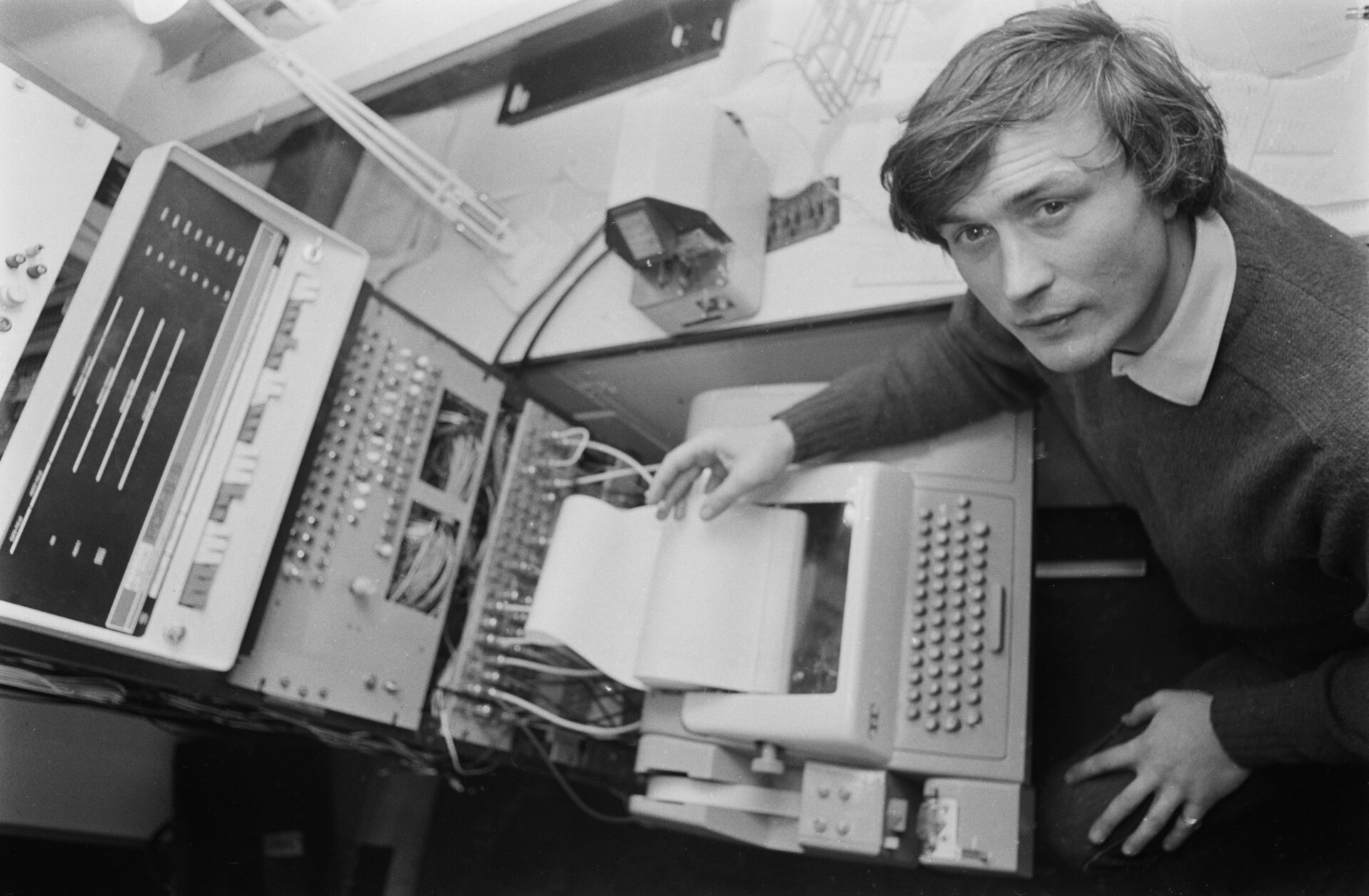 Un mini-ordinateur PDP-8 exploité par l’ingénieur et compositeur britannique Peter Zinovieff aux studios de musique électronique (EMS) à Londres, Royaume-Uni, en janvier  1968. 