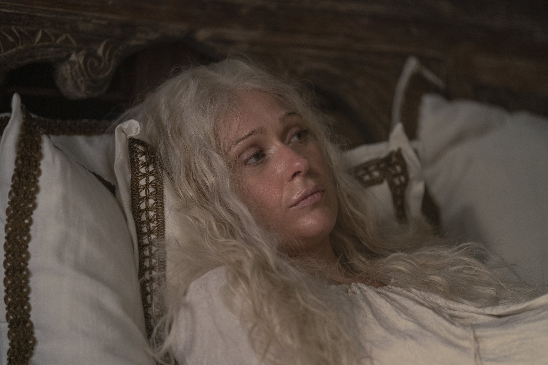 Siân Brooke dans le rôle de la reine Aemma