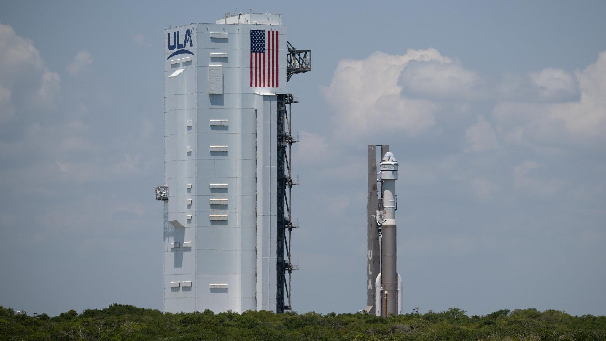La fusée Atlas V d’ULA a été renvoyée dans son installation d’intégration pour remplacer une valve sur l’étage supérieur de la fusée.