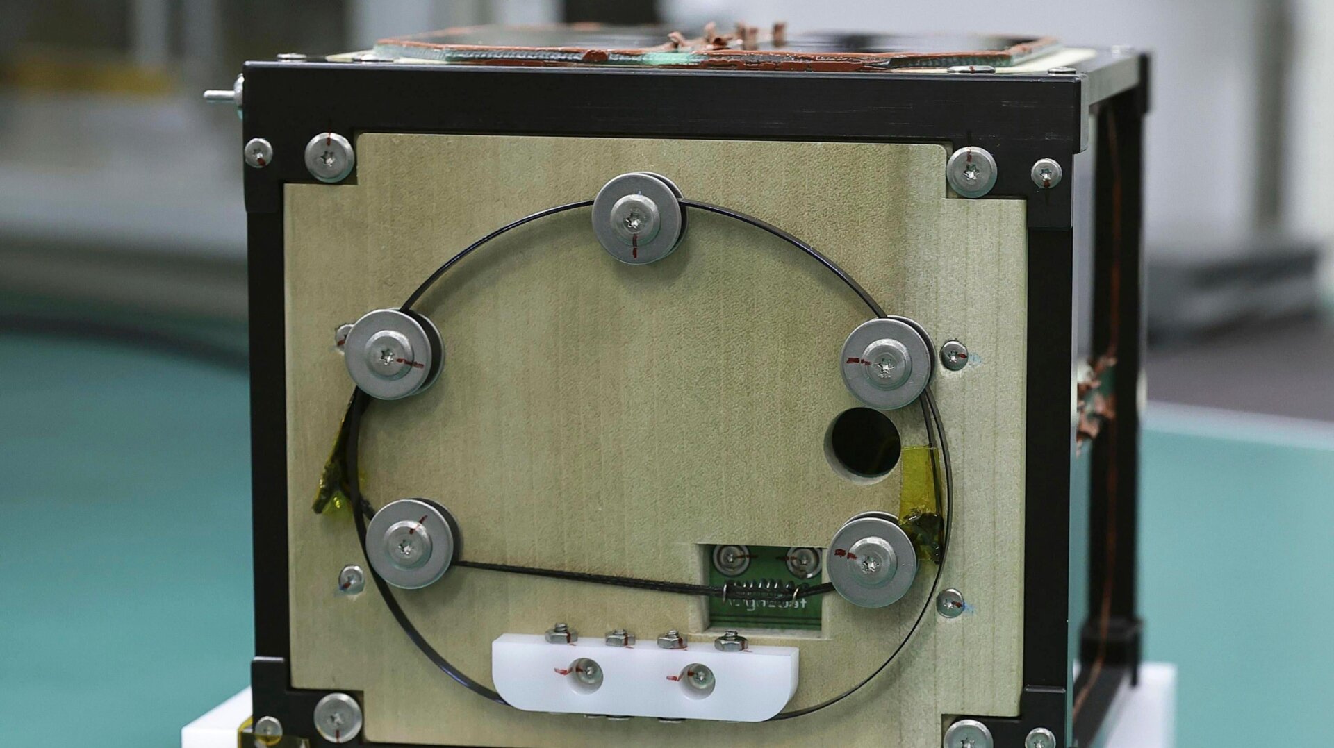 Le satellite est un cube dont 10 centimètre de côté et pesant un peu plus de 2 livres.