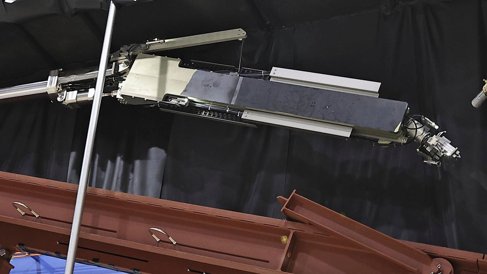 Tokyo Electric Power Company Holdings, également connu sous le nom de TEPCO, l’opérateur  de la centrale nucléaire  de Fukushima Daiichi naufragée au Japon, révèle un  robot pour être utilisé pour récupérer les débris de la centrale électrique de Kobe, dans l’ouest du Japon, mardi 28 mai 2024. 