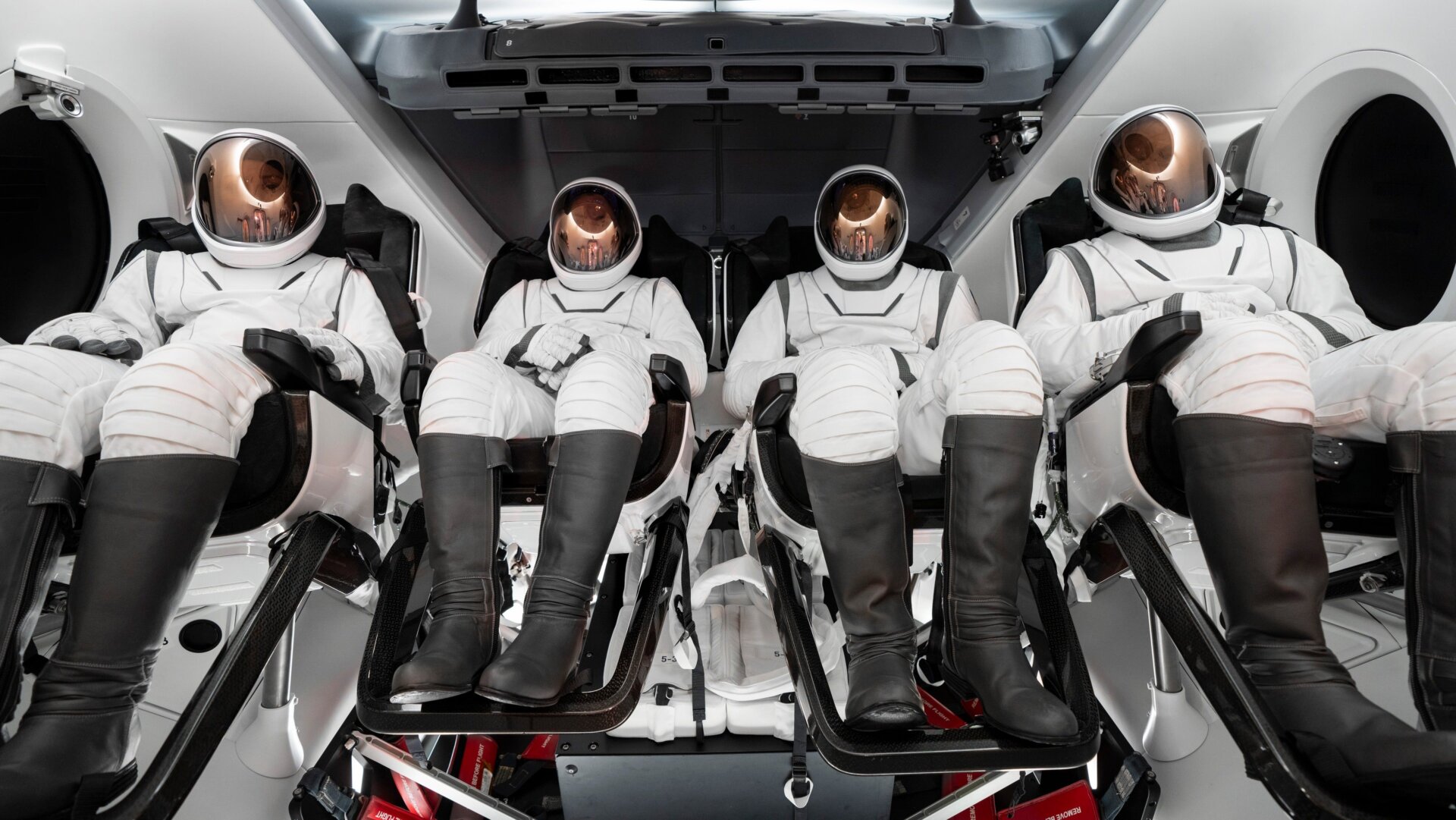 Une vue des astronautes à l’intérieur du Crew Dragon de SpaceX.