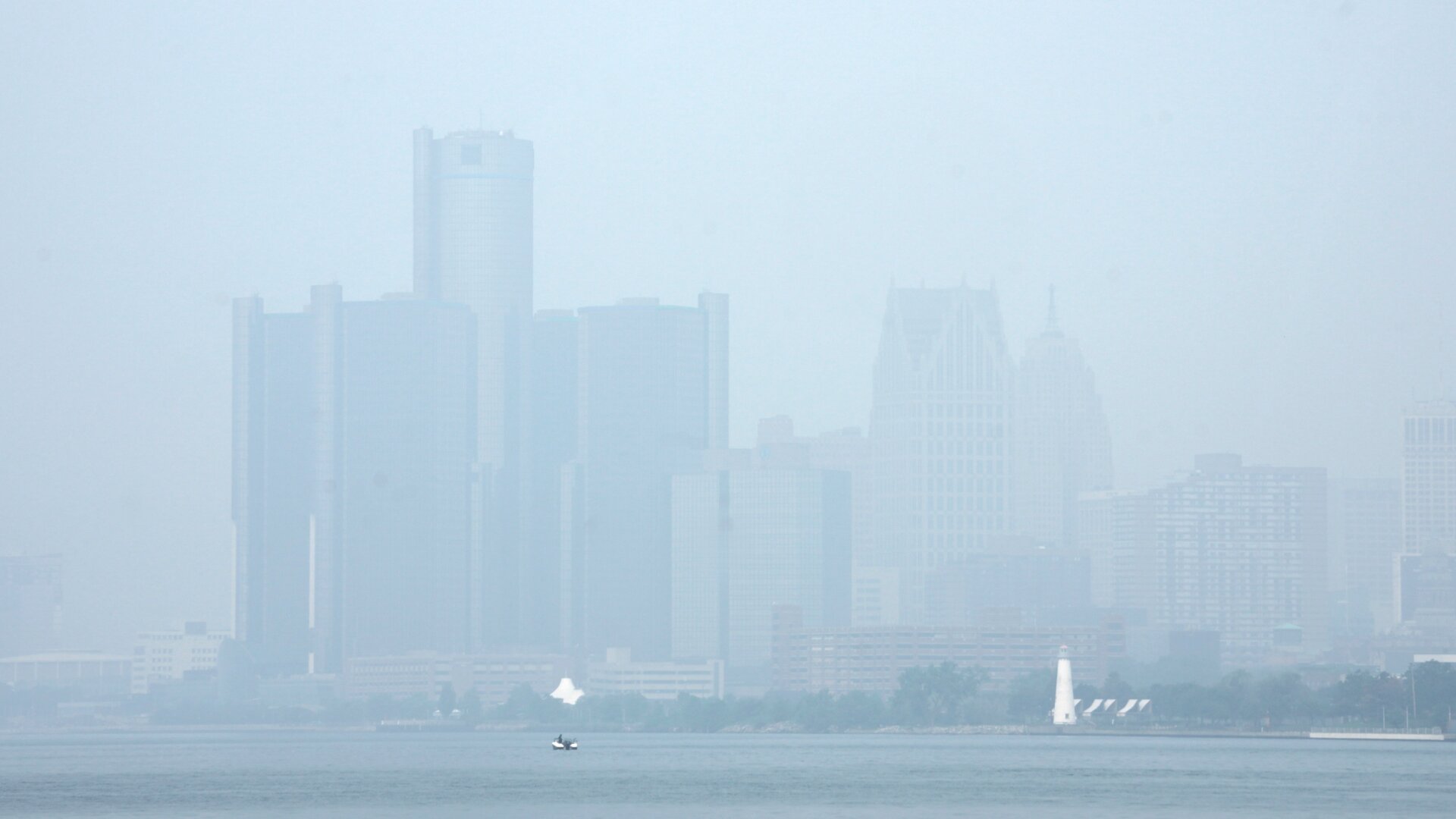 La fumée remplit le ciel, réduisant la visibilité le 28 juin 2023 à Détroit, dans le Michigan.