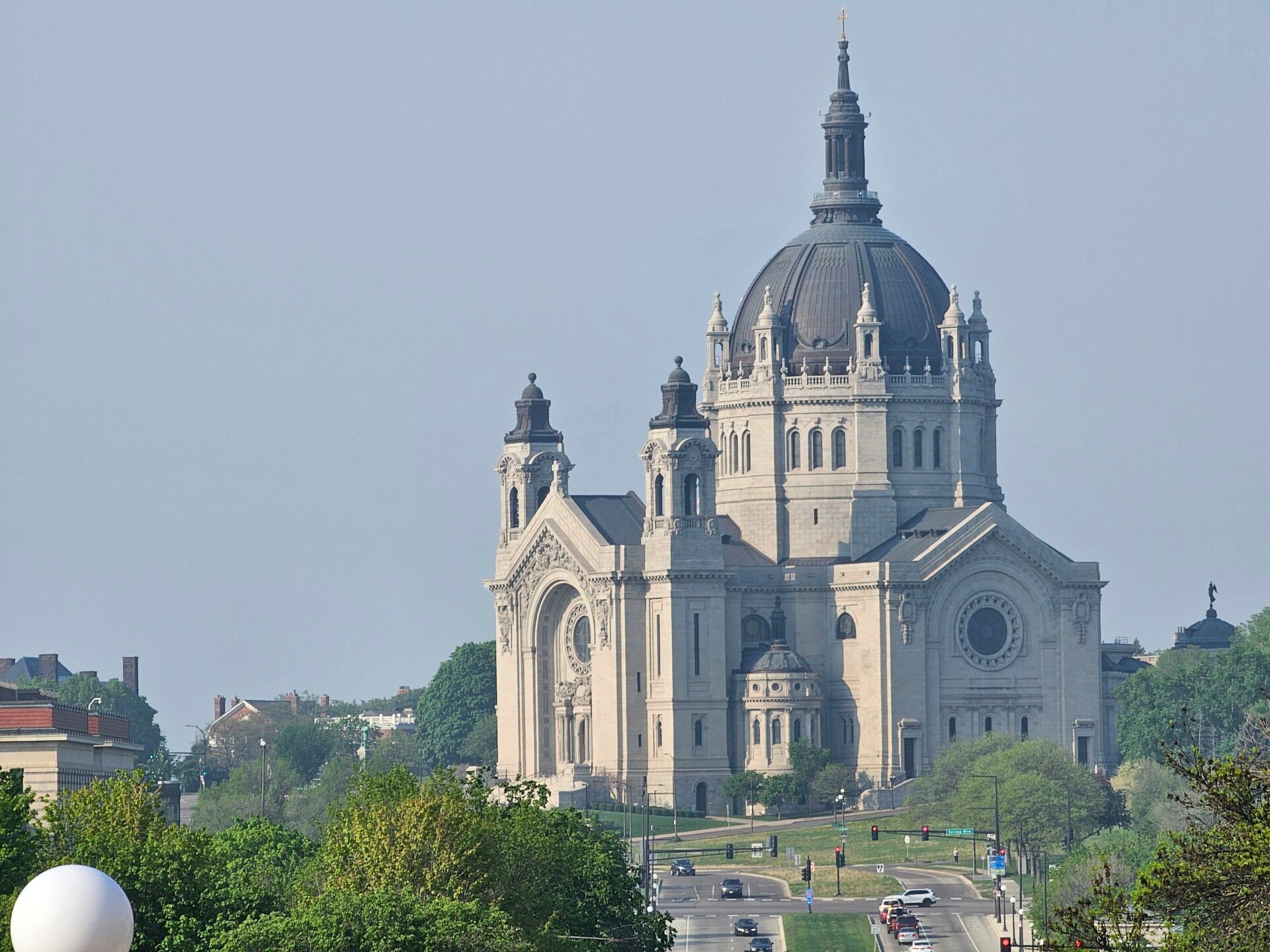 Une brume de fumée provenant des incendies de forêt canadiens plane sur le centre-ville de St. Paul, Minnesota, le 13 mai 2024.