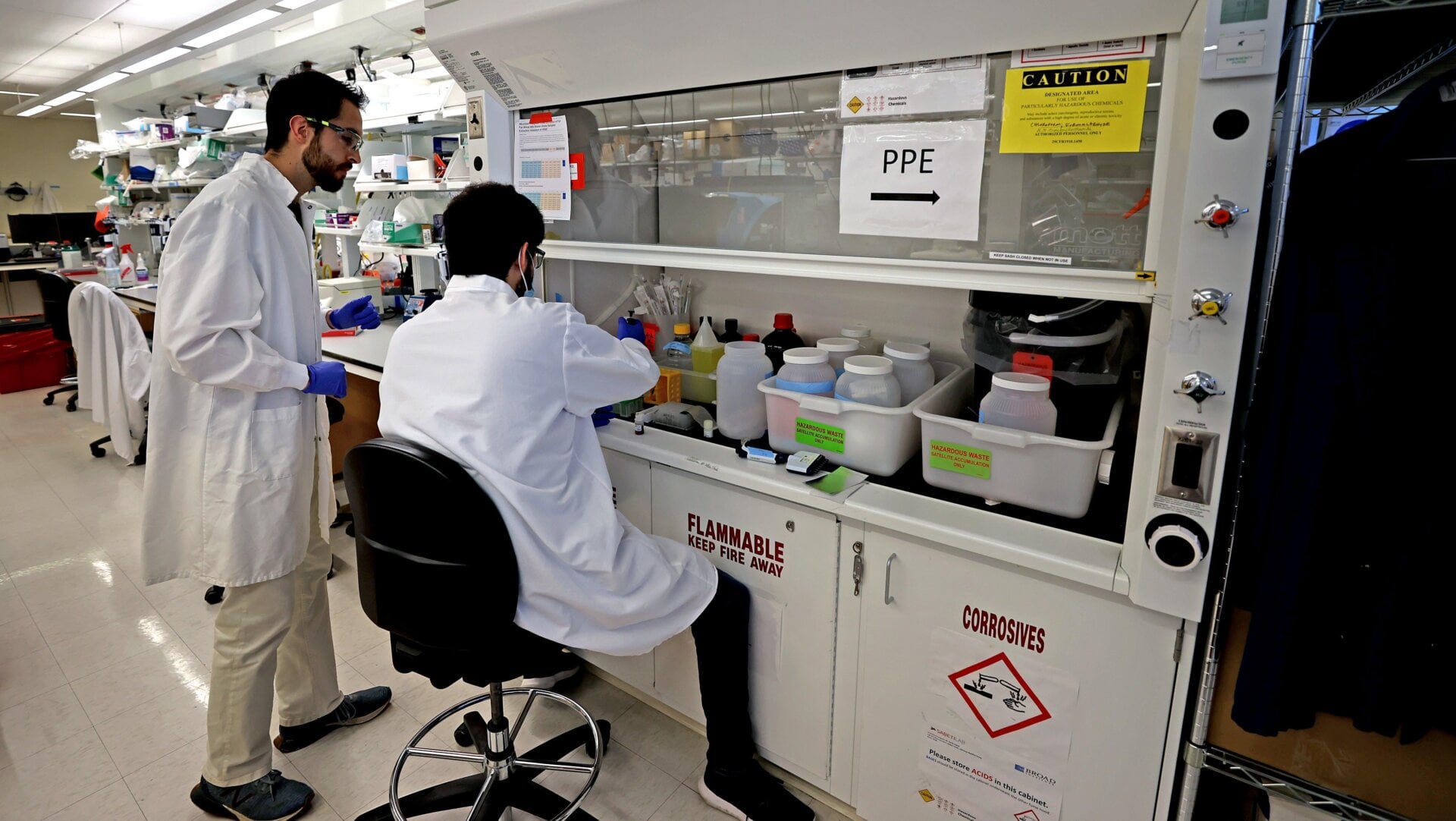 Deux chercheurs du Broad Institute, Sabeti Lab, testent le lait acheté dans les épiceries de la région pour détecter la présence de la grippe aviaire.