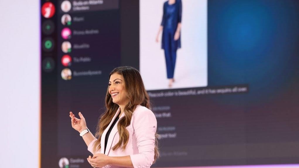 Carolina Hernendez, principale responsable produit des expériences Windows AI, montre comment Recall pourrait trouver des recherches antérieures sur Pinterest pour une robe bleue.