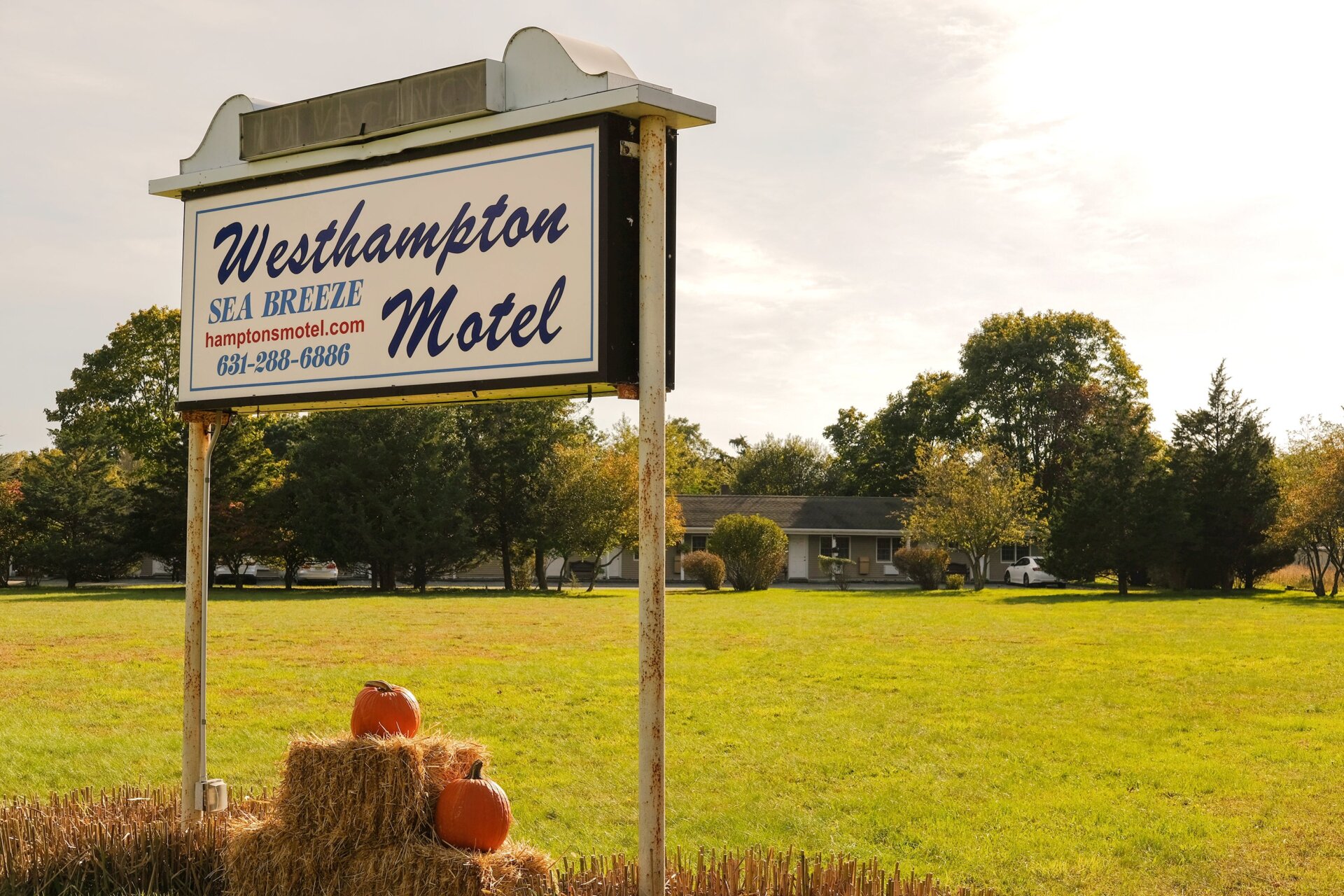 Une vue du Westhampton Seabreeze Motel depuis Montauk Highway. 
