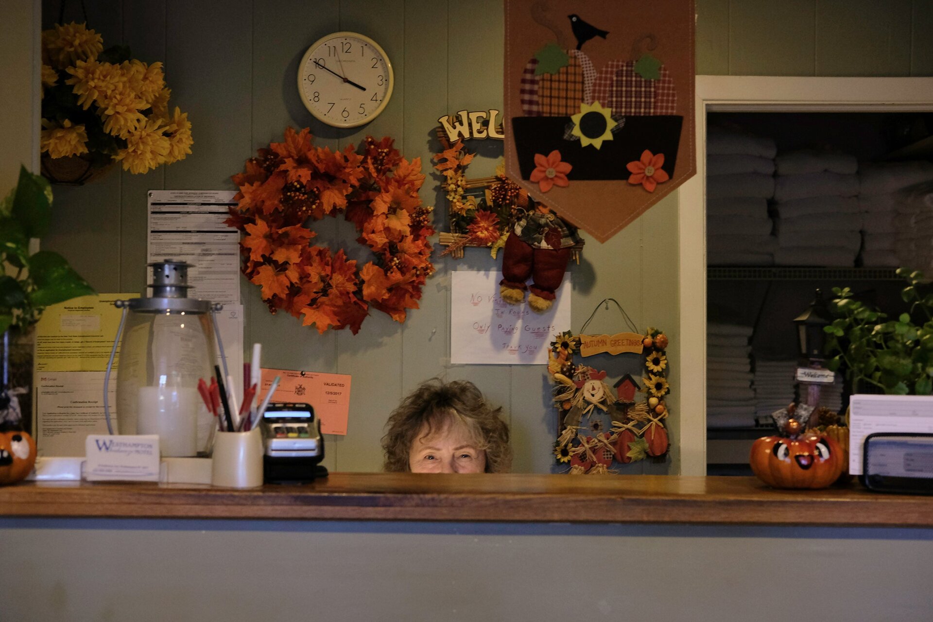 Erlene Wood derrière son bureau au Seabreeze Motel.