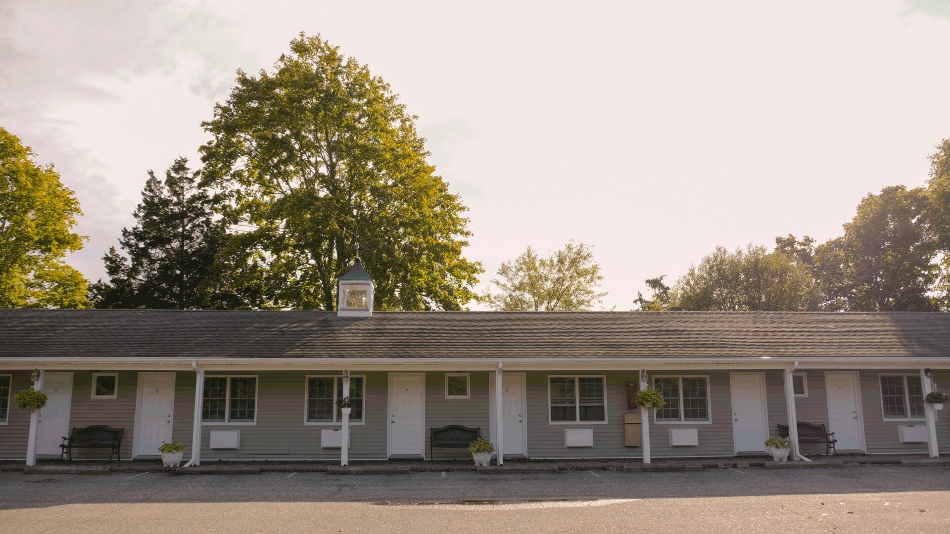 Le Seabreeze Motel près du coucher du soleil.