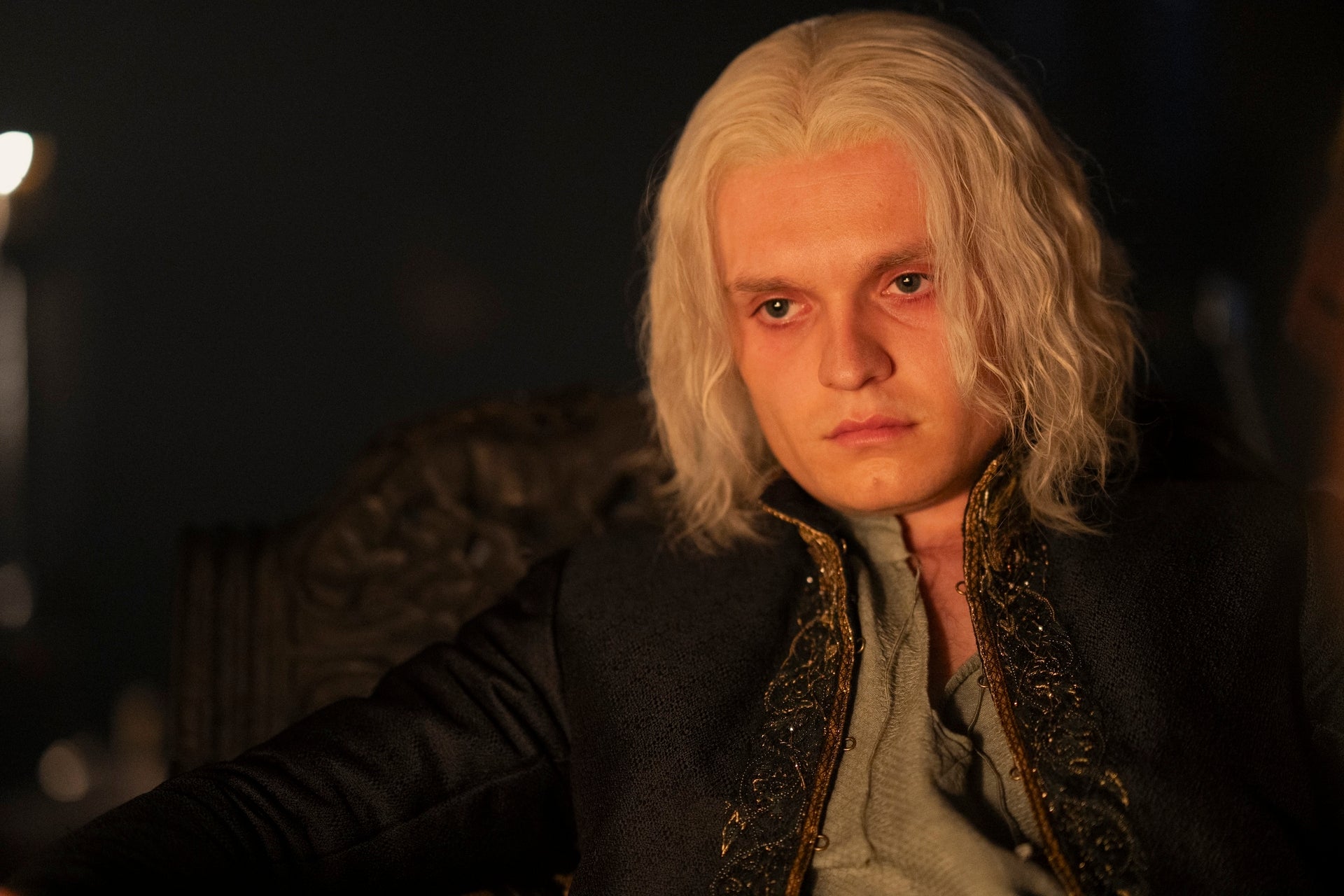 Le roi Aegon II (Tom Glynn-Carney) d’humeur.