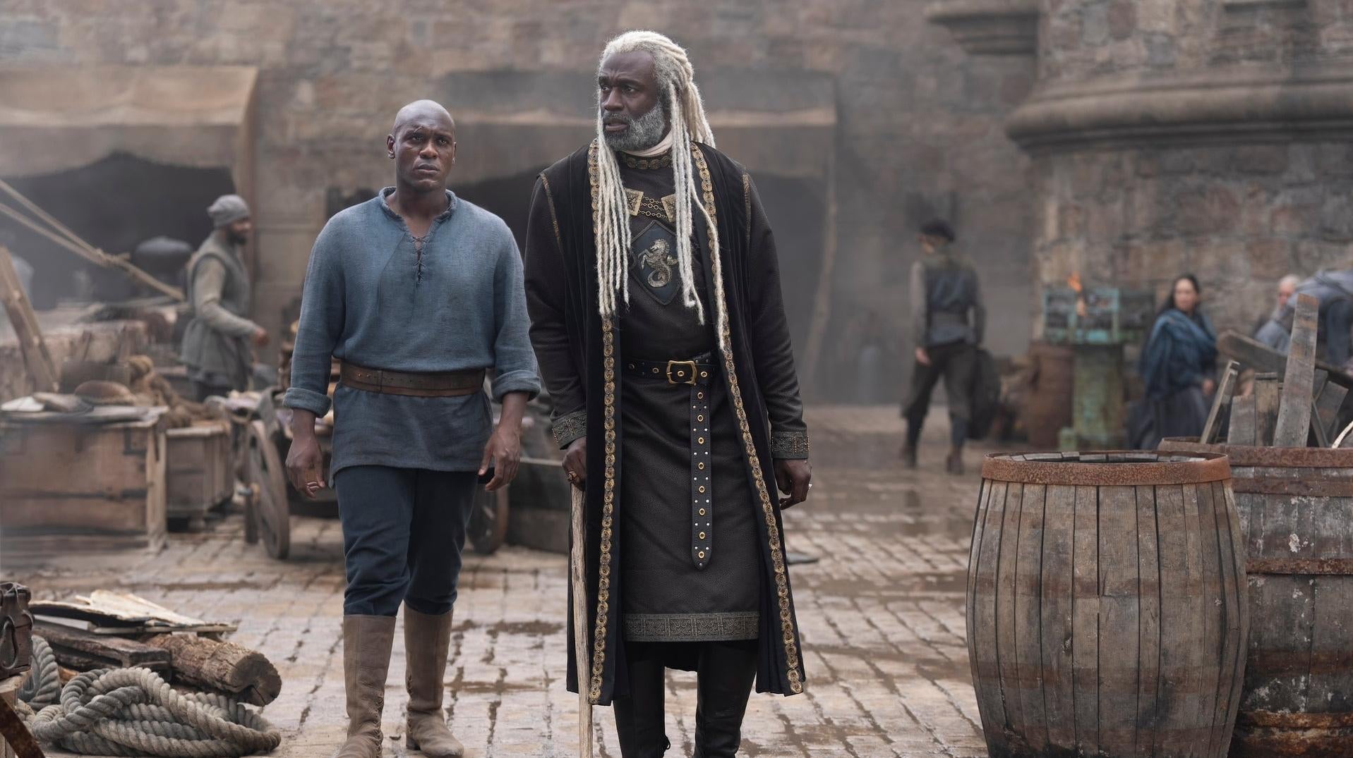 Alyn de Hull (Abukakar Salim) et Lord Corlys Velaryon (Steve Toussaint) sur Maison du Dragon.
