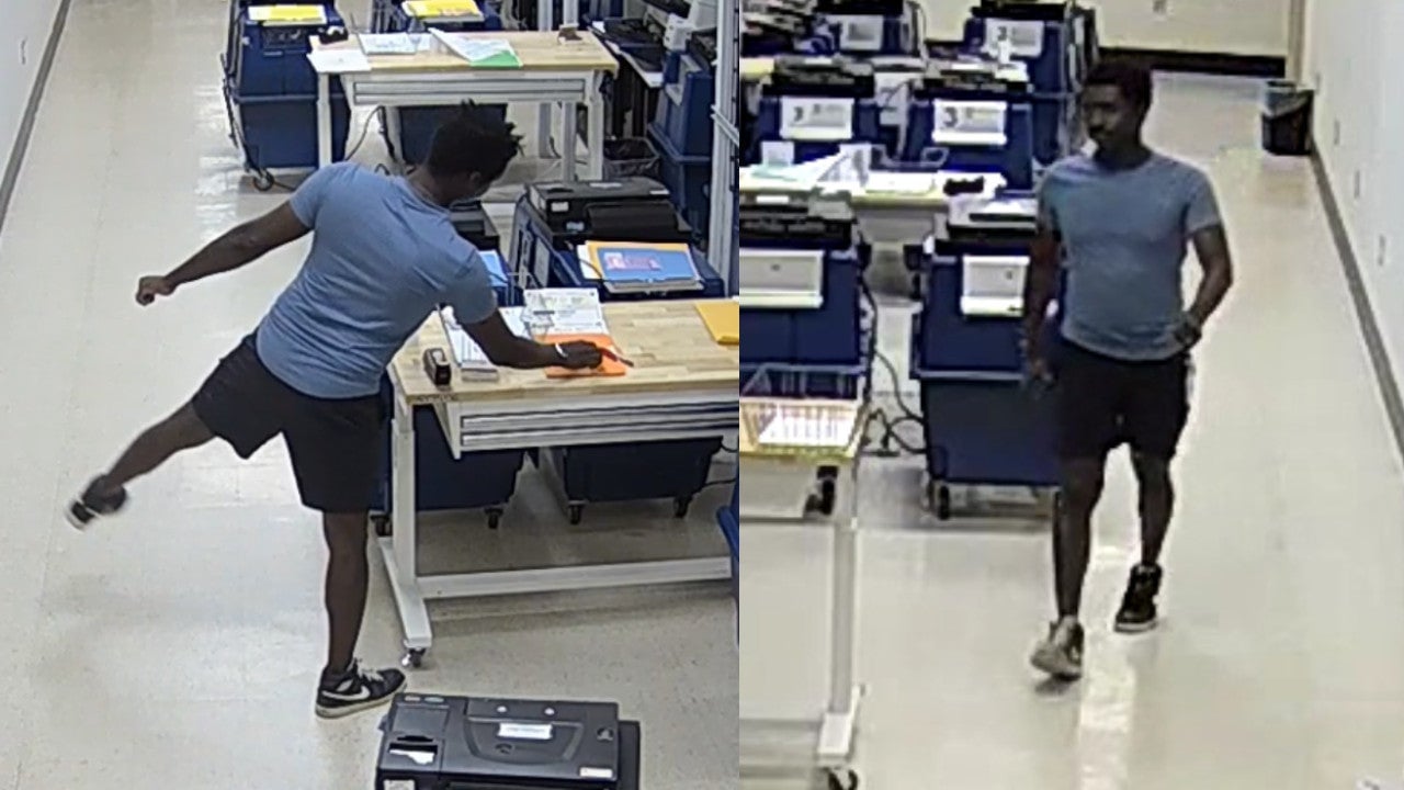 Capture d’écran d’images d’une caméra de sécurité fournies par le bureau du shérif du comté de Maricopa, semblant montrer Ringfield en train de prendre des clés qui déverrouillent prétendument des machines de comptage des votes.